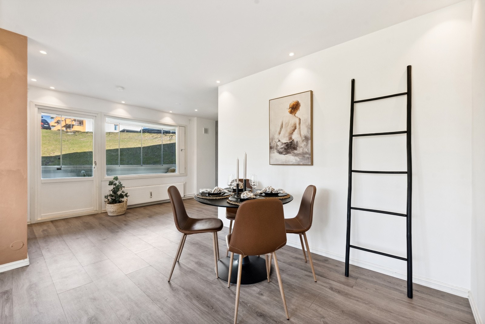 Stuen har god plass til en hyggelig spisegruppe hvor man kan samle venner og familie til et hyggelig måltid. Galleribilde