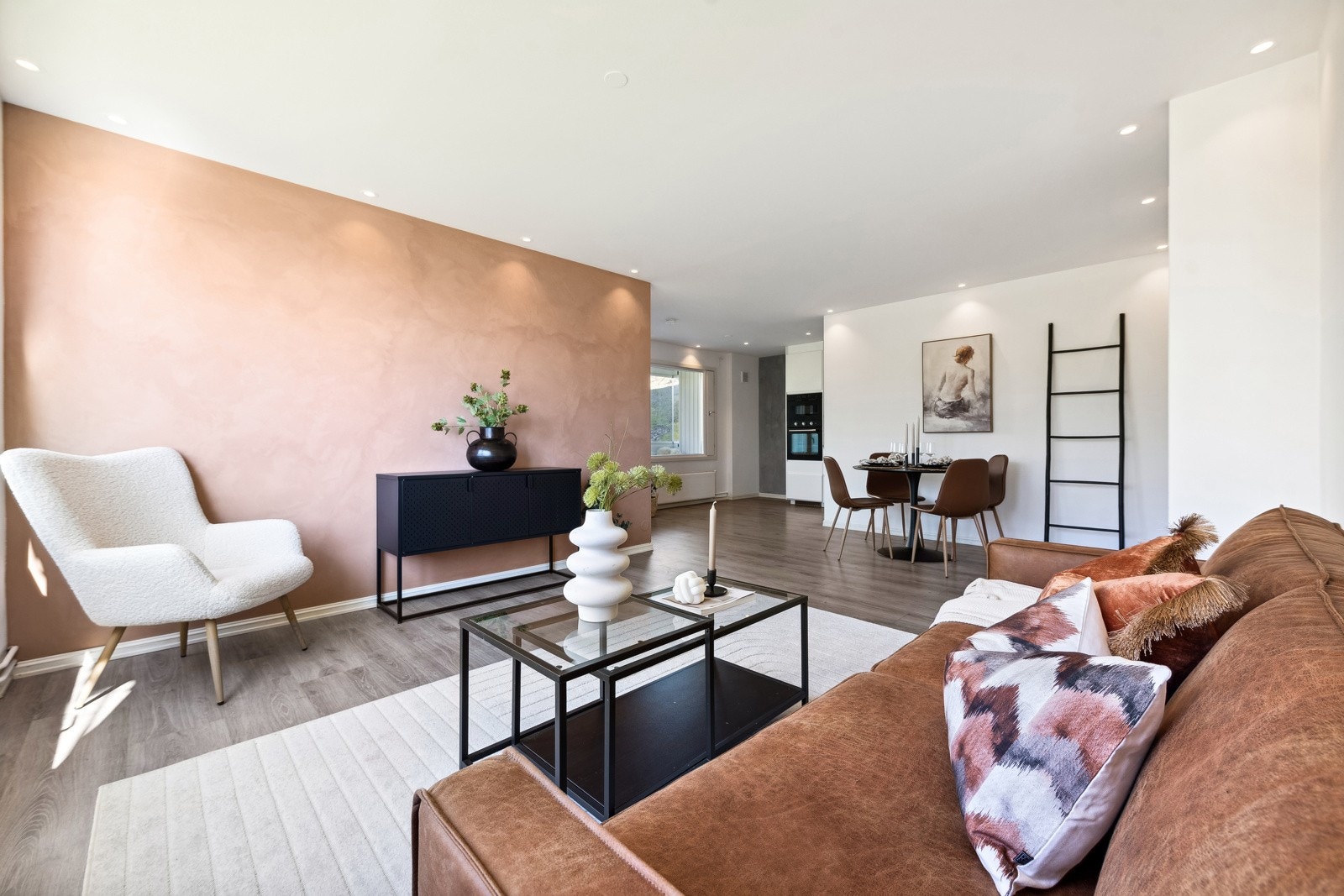 Stuen har gode fargevalg og fremstår som lun og med en god atmosfære. Stuen er møbleringsvennlig og det er plass til både sittegruppe, spisegruppe og øvrig møblement. Galleribilde