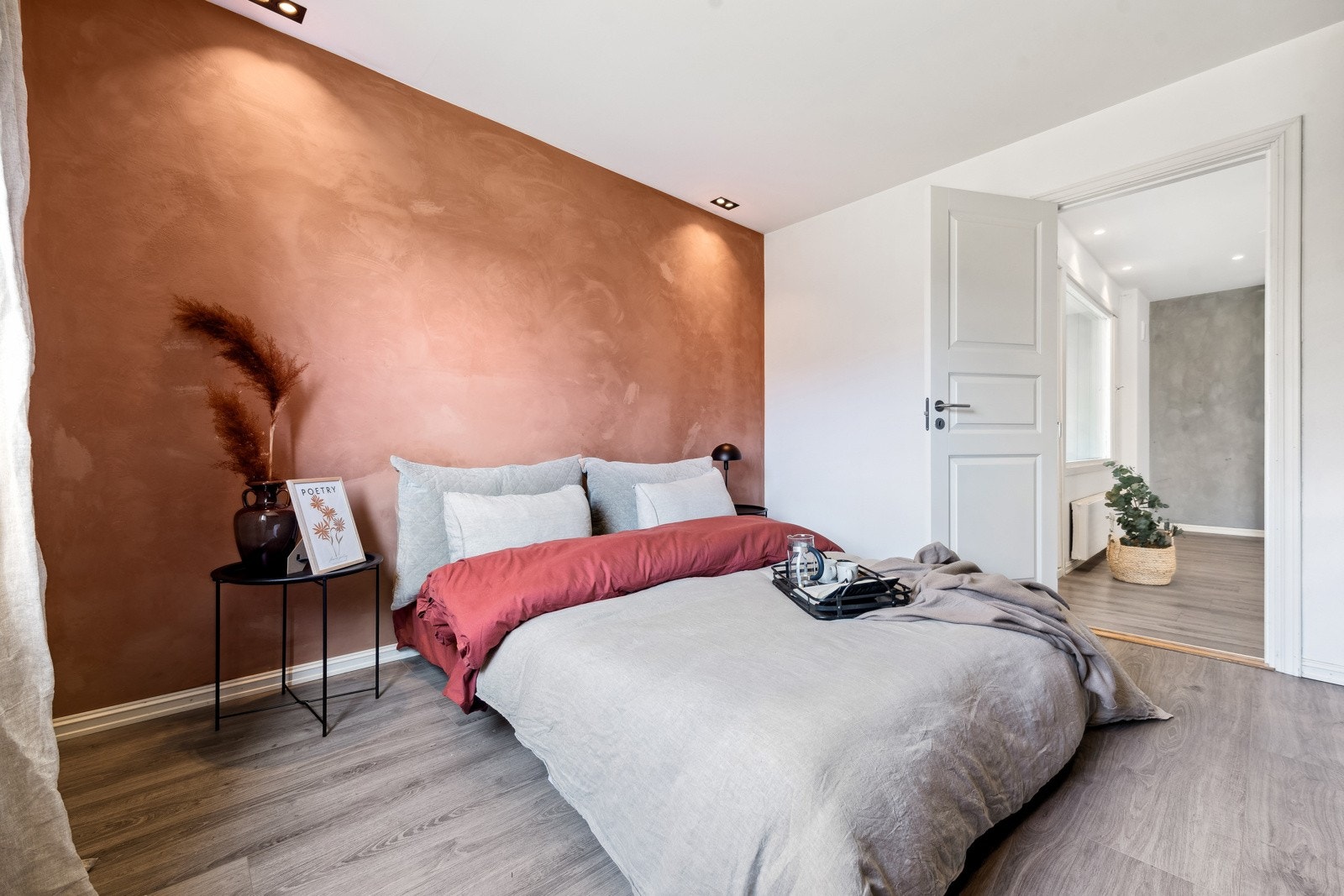 Hovedsoverommet fremstår som meget lunt og hyggelig med gode fargevalg. Det er god plass til dobbeltseng og nattbord. Galleribilde