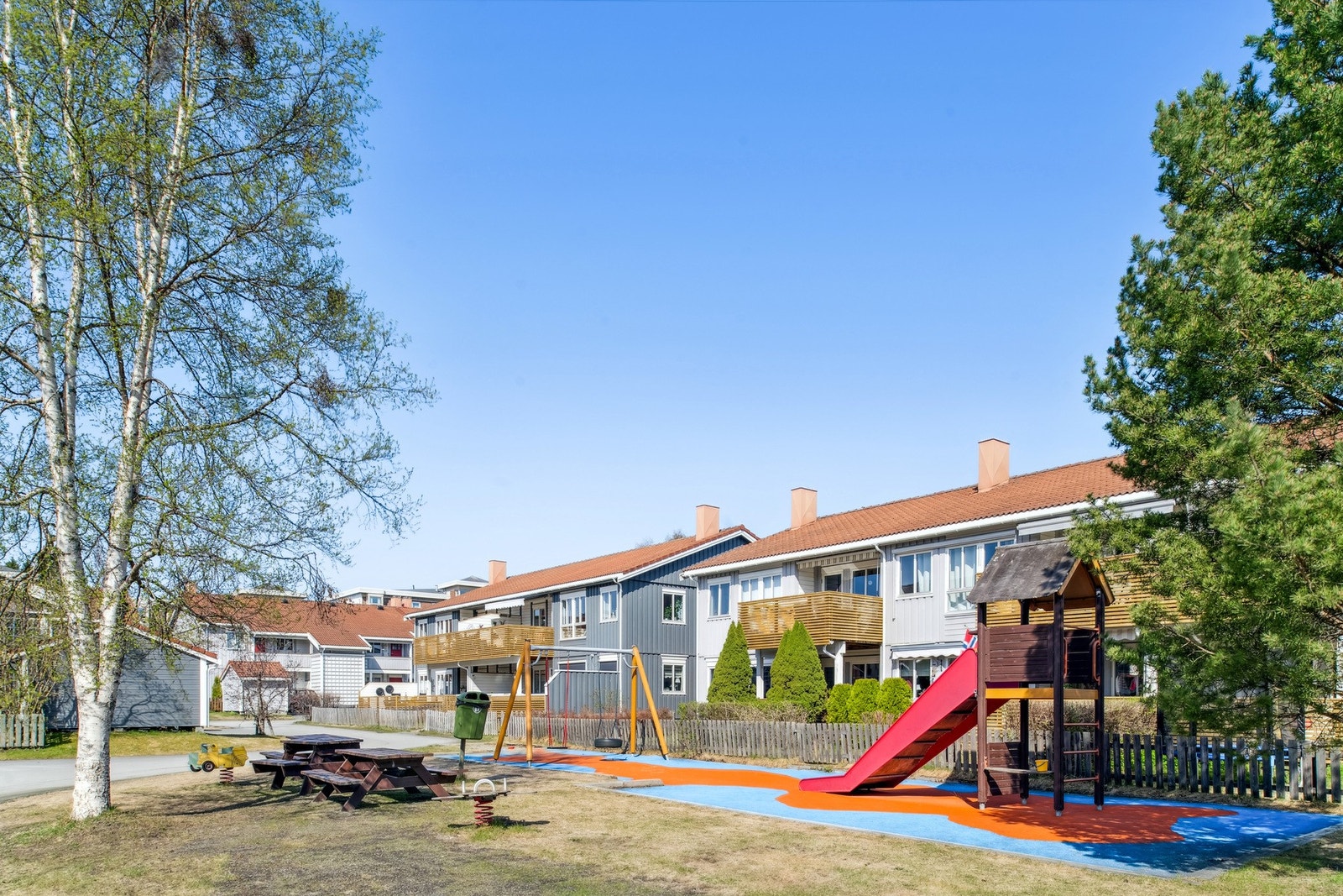 Borettslaget har pent opparbeidede fellesarealer med lekeplass, plenareal, parkeringsplasser og internveier. Galleribilde