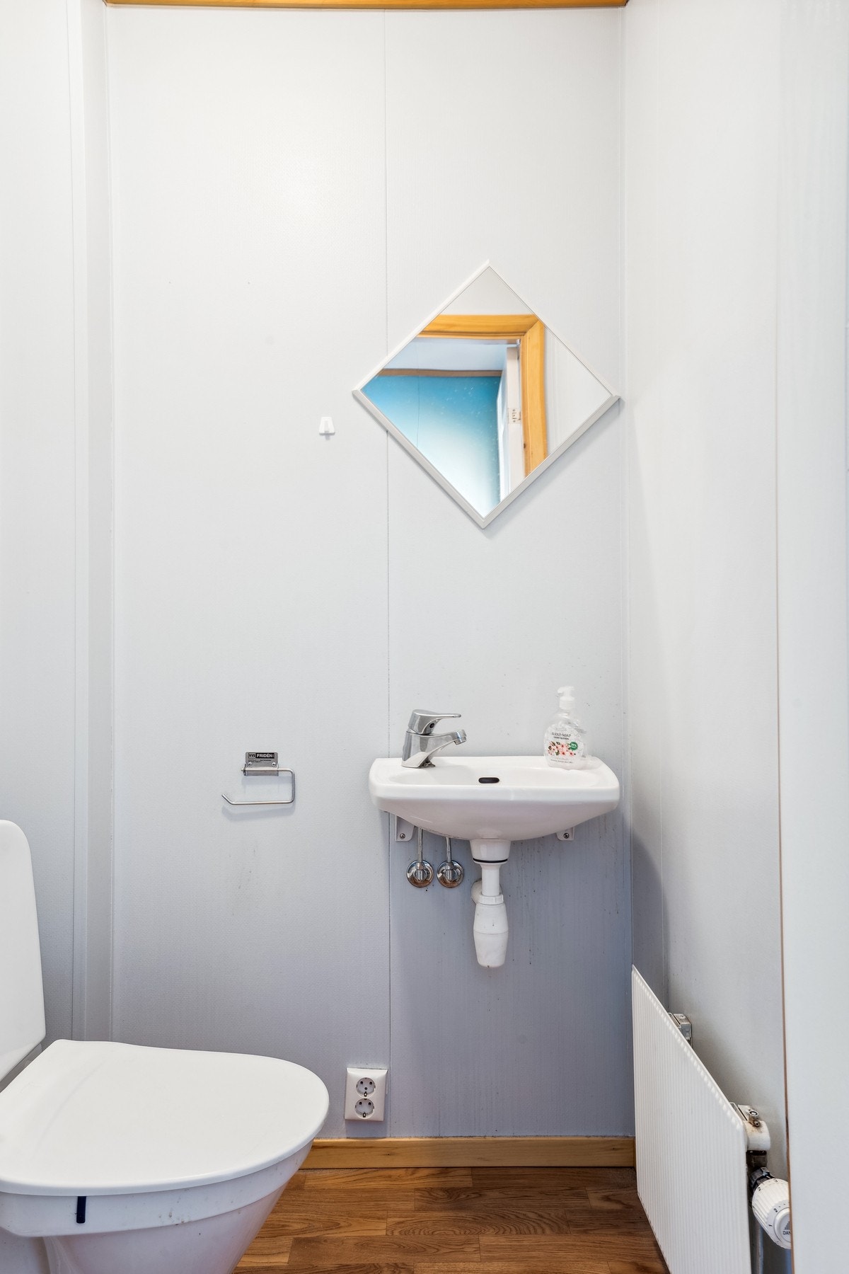 Ekstra WC med egen servant Galleribilde