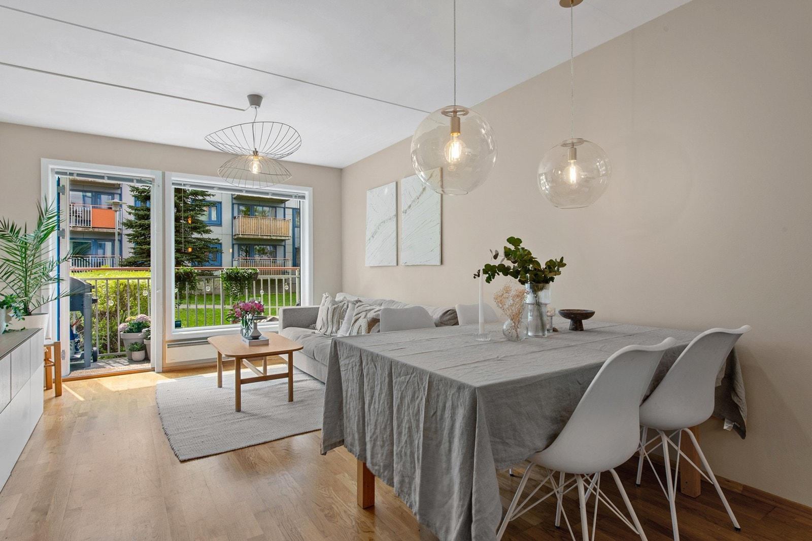 Leiligheten har en praktisk og åpen planløsning som gir god plass til både en spise- og sittegruppe. Galleribilde