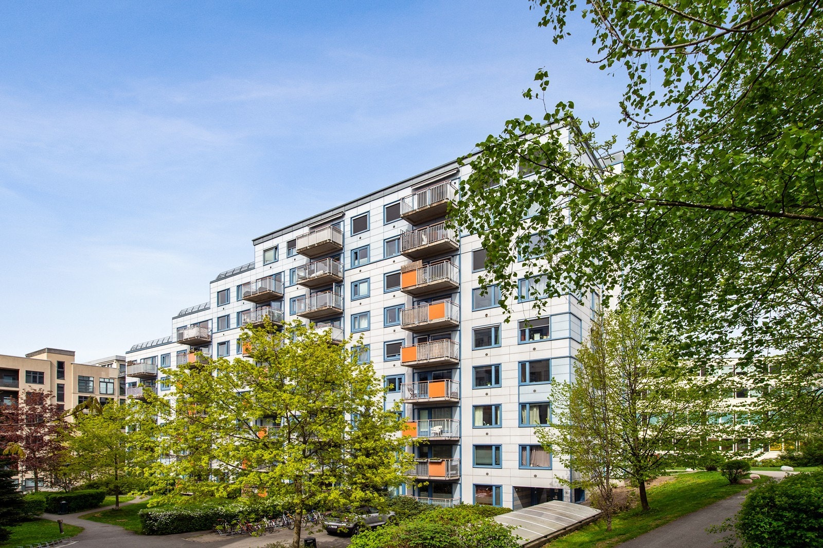 Leiligheten ligger skjermet og pent til i 1. etasje ut mot den rolige bakgården til borettslaget. Galleribilde