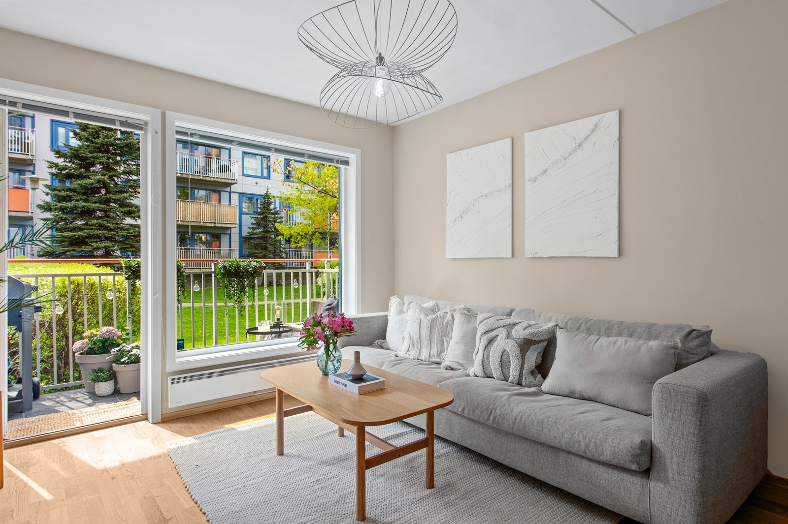 I stuen er det god plass til en sofaseksjon og annen møblering. Her har du også direkte adkomst til balkongen. Galleribilde