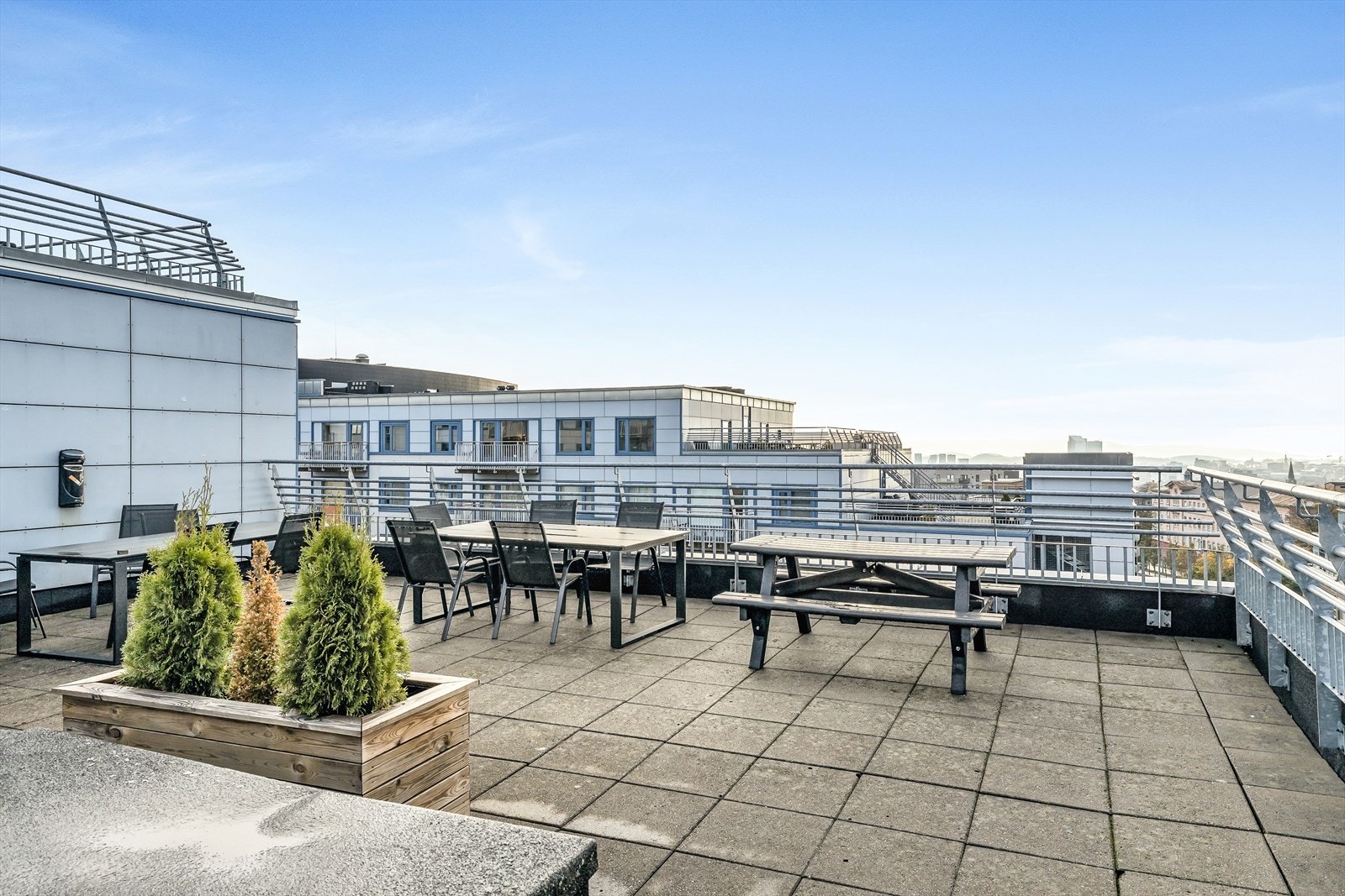 Fra leiligheten har du direkte heisadkomst til en unike takterrassen i bygget. Galleribilde