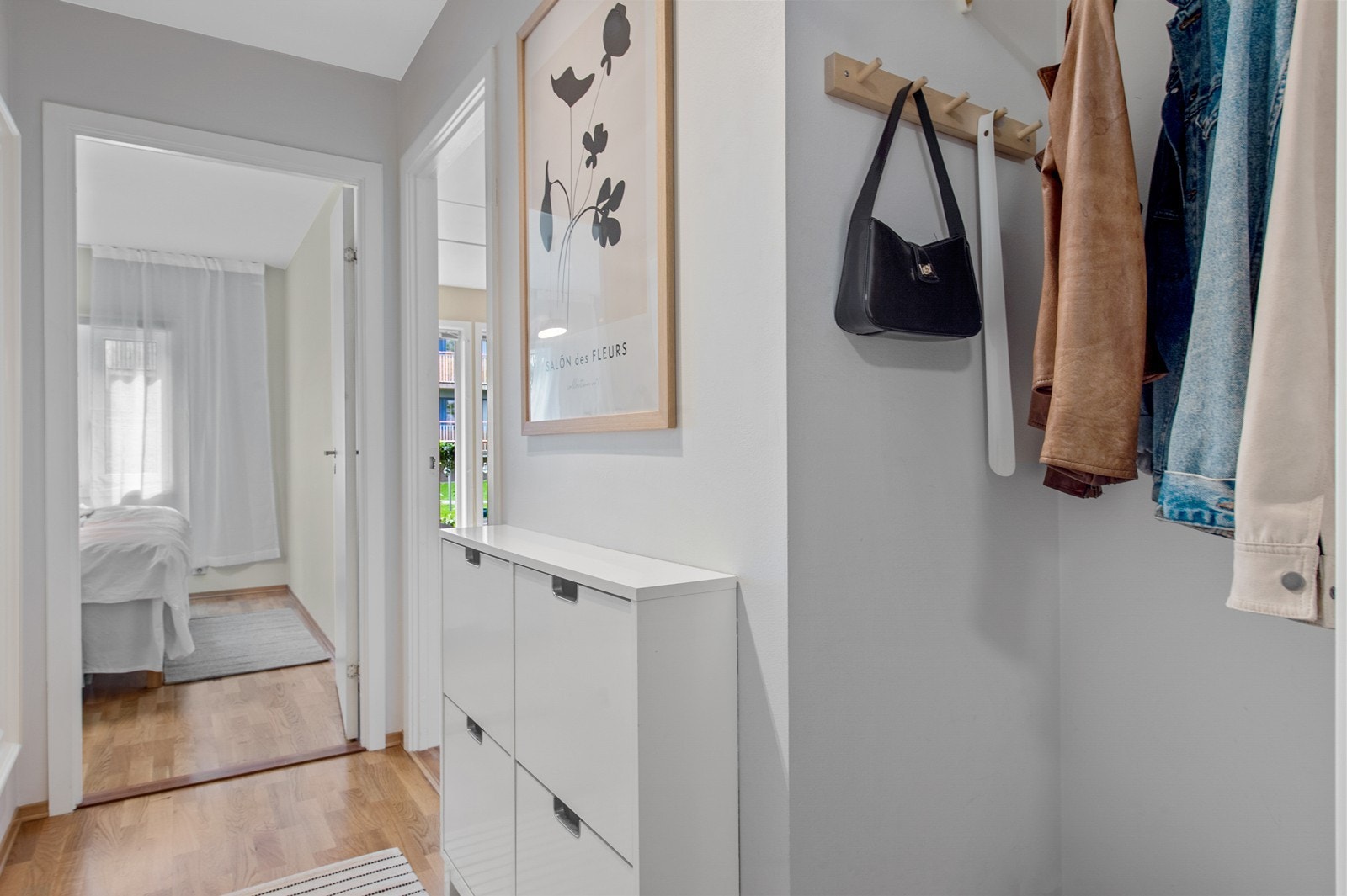 Hyggelig entré med god plass til å henge opp jakker og sette fra seg sko. Galleribilde