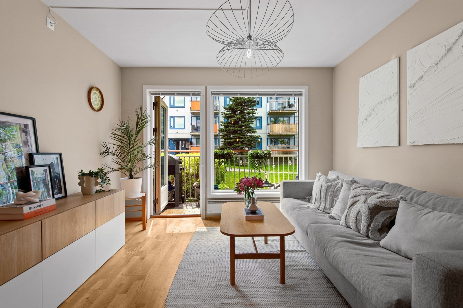 En lys og stilren 2-roms andelsleilighet med balkong og mulighet for garasjeplass. Galleribilde