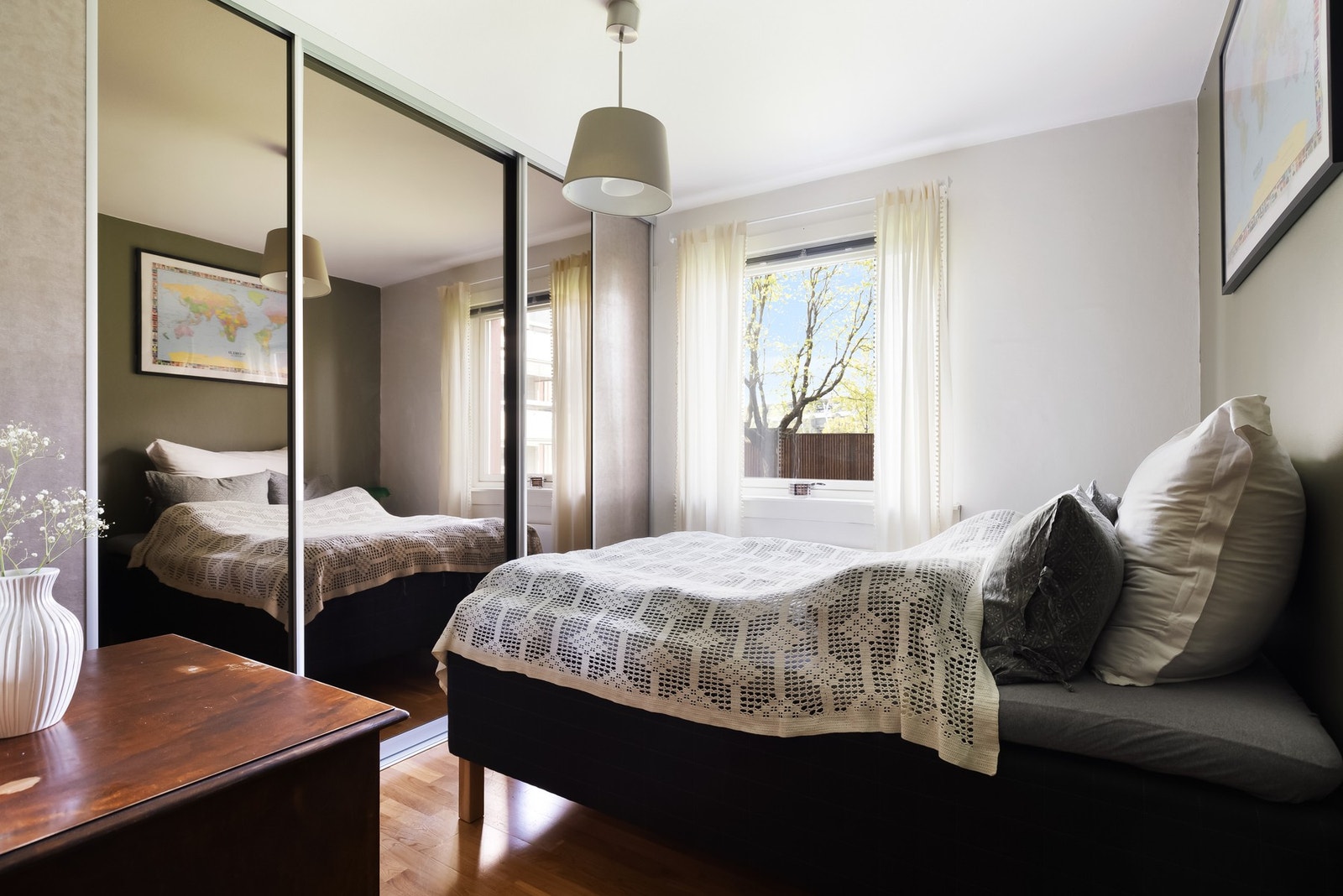 Hovedsoverommet er av god størrelse og har plass til dobbeltseng med tilhørende nattbord. Her er det også skyvedørsdagerobe med speilfronter. Galleribilde