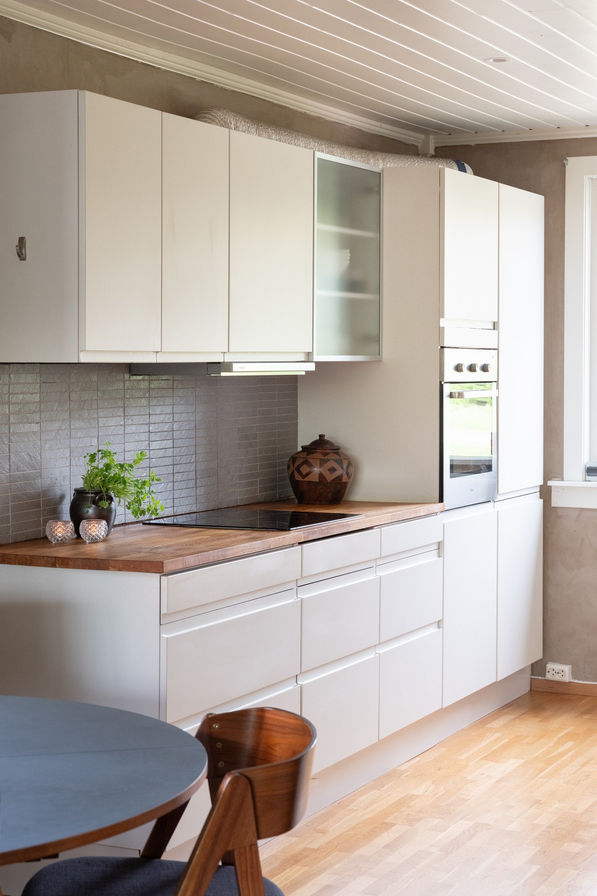 Det er rikelig med både skap- og benkeplass på kjøkkenet. Galleribilde