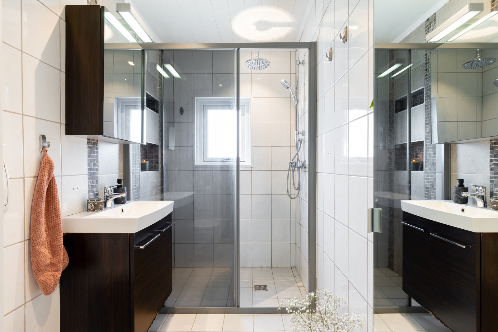 Pent, flislagt baderom med varme i gulv. Galleribilde