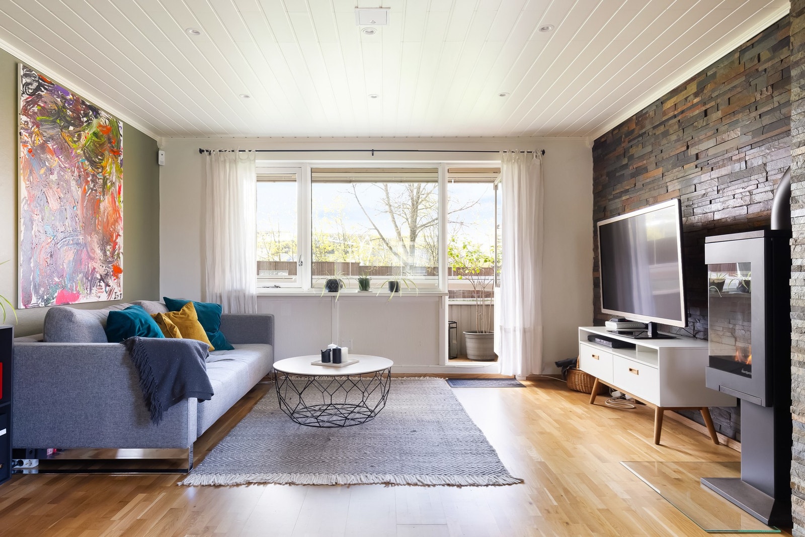 Romslig oppholdsrom med store vindusflater som gir godt med lys inn i rommet. Galleribilde