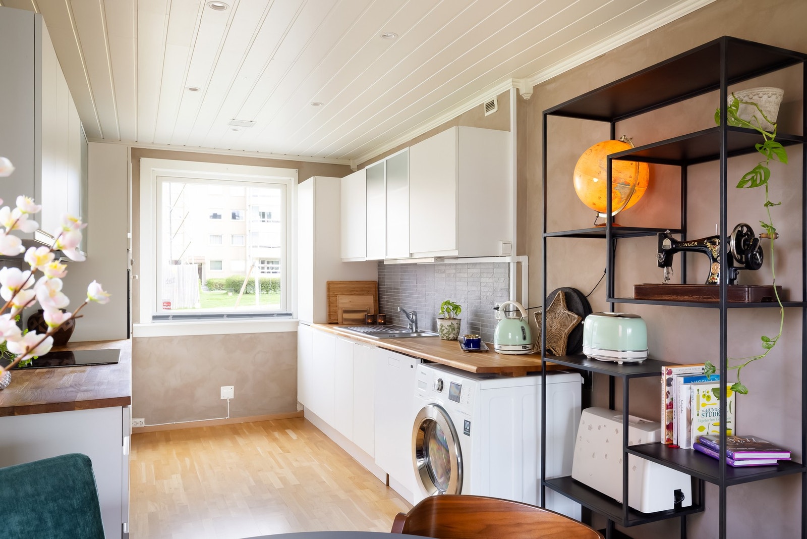 Kjøkkenet ligger i en åpen løsning fra stuen, noe som gjør at du kan underholde gjestene samtidig som du lager dagens måltider. Galleribilde