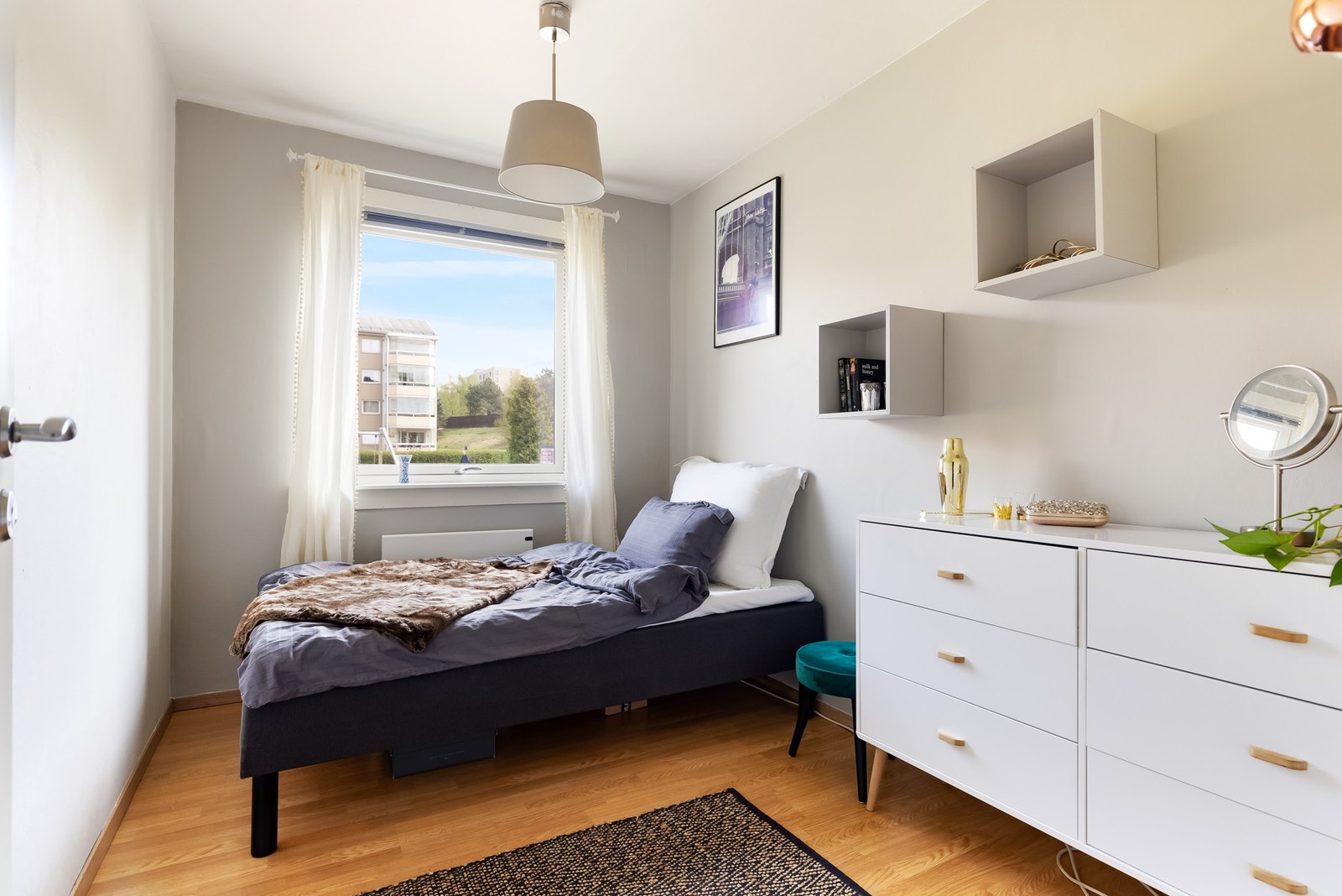 Soverom to har også plass til seng og tilhørende møblement. Galleribilde