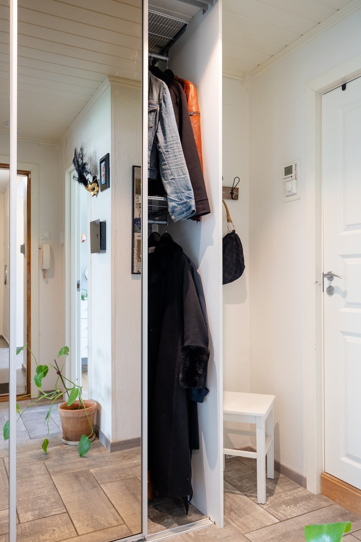 Godt med lagringsmuligheter i form av tre boder (en på loft og to i kjeller) på totalt 13 kvm som boligen disponerer. Galleribilde