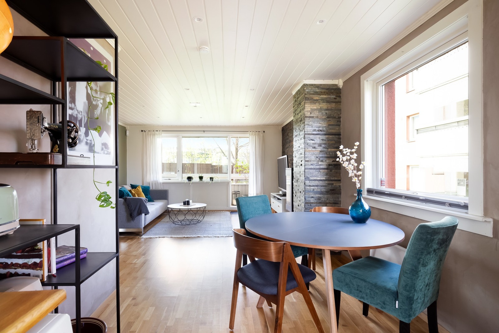 I overgangen mellom stuen og kjøkkenet er det fin plass til spisebord. Galleribilde