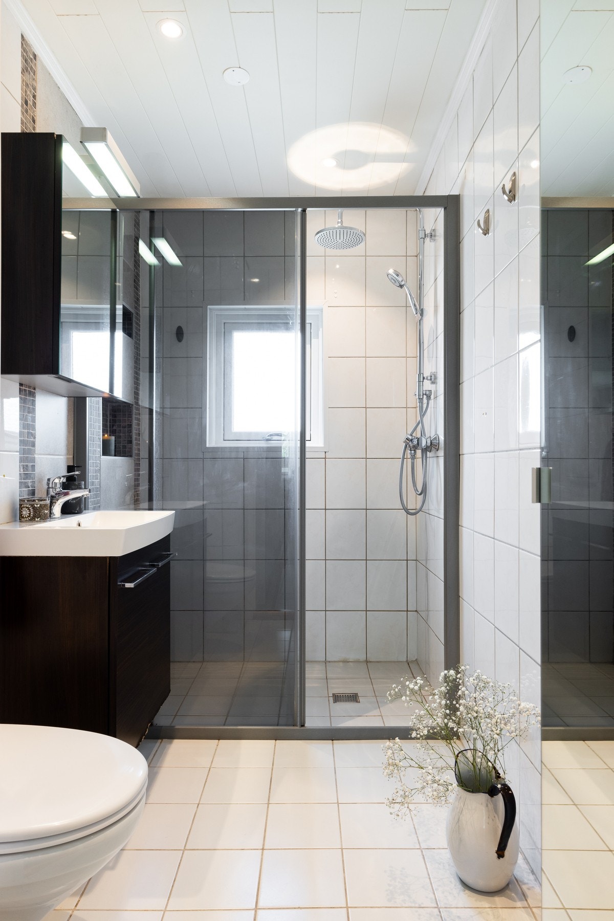 På badet er det innredning med nedfelt servant, veggmontert toalett og dusjvegger/hjørne. Galleribilde