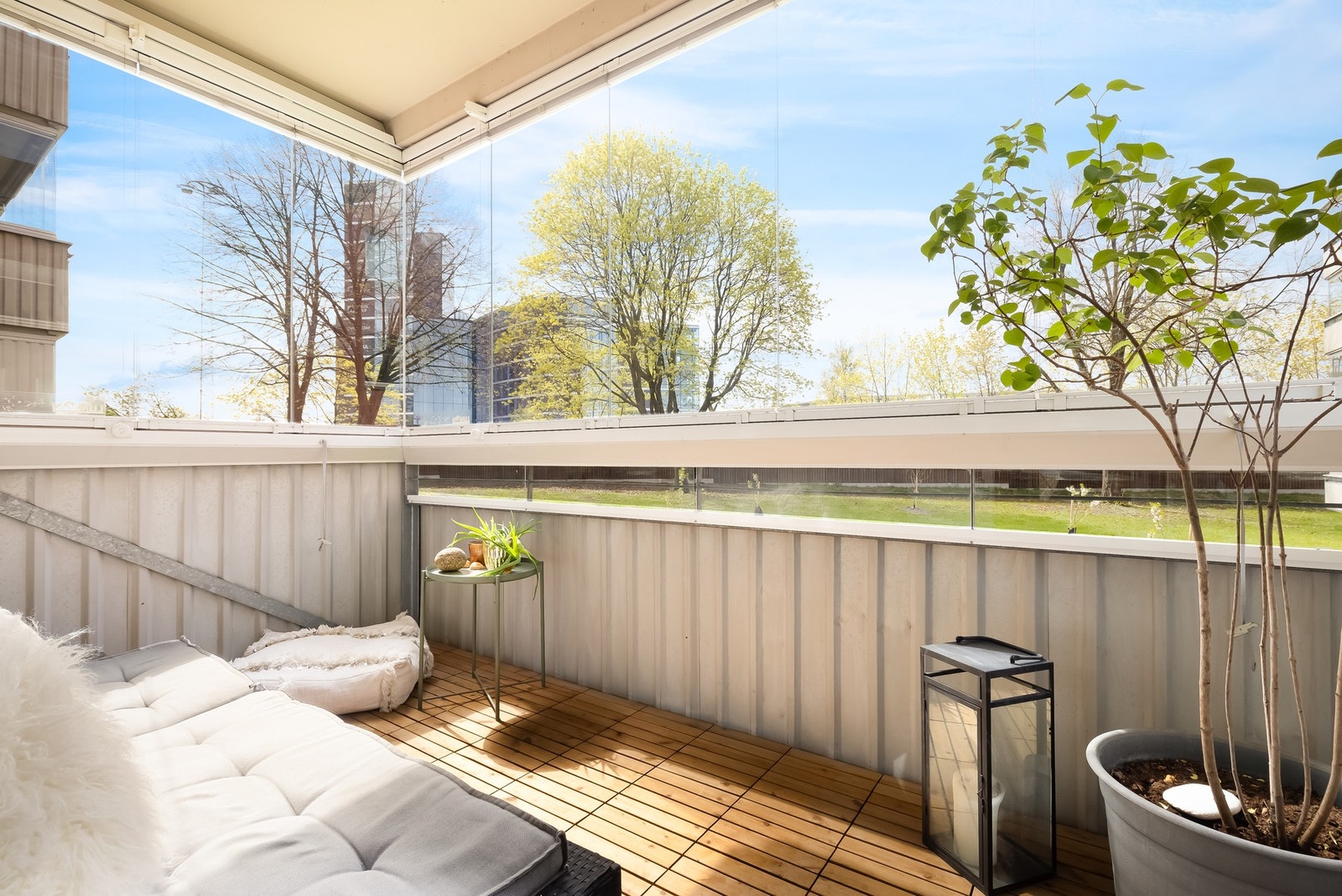 Her får man gleden av en romslig, vestvendt balkong på 7 kvm med plass til utemøbler, grill og beplantning. Galleribilde