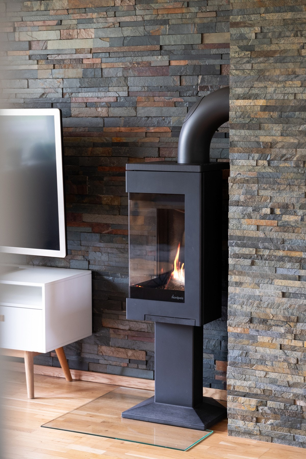 Det er peis i stuen som varmer godt på de kaldere høst- og vinterdagene. Galleribilde