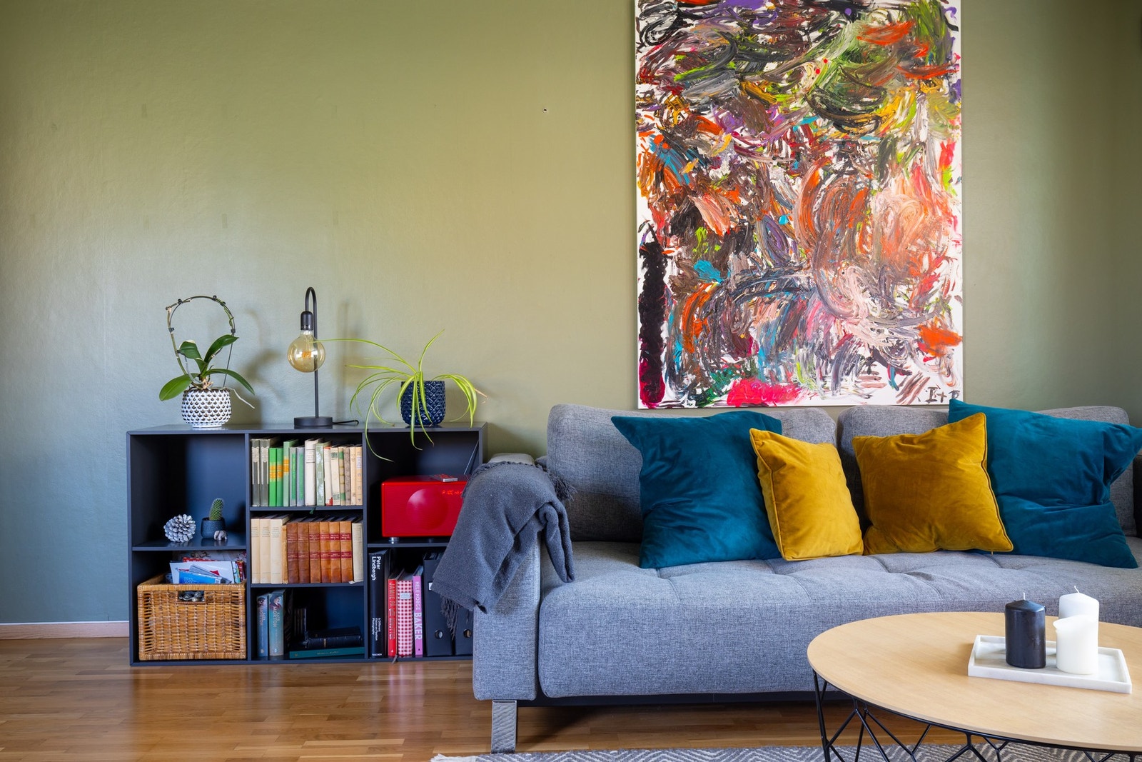 Stuen har en god utforming som gjør det enkelt å møblere med både sofakrok med tilhørende møblement. Galleribilde