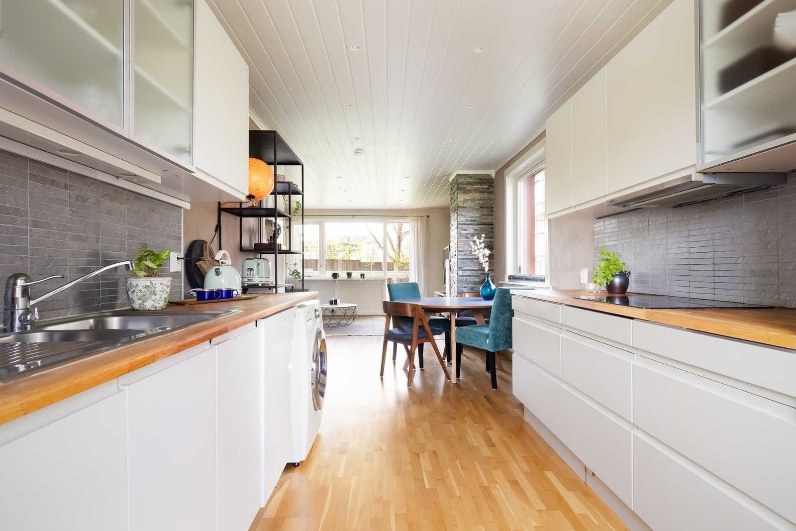 Det er videre utstyrt med integrert ovn og opplegg for oppvaskmaskin og vaskemaskin. Oppvaskmaskinen og vaskemaskinen kan medfølge om ønskelig. Galleribilde