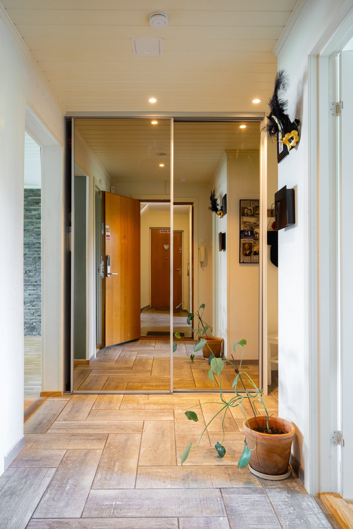 Her møtes du av en innbydende entré med en skyvedørsgarderobe som gir godt med oppbevaringsplass. Galleribilde