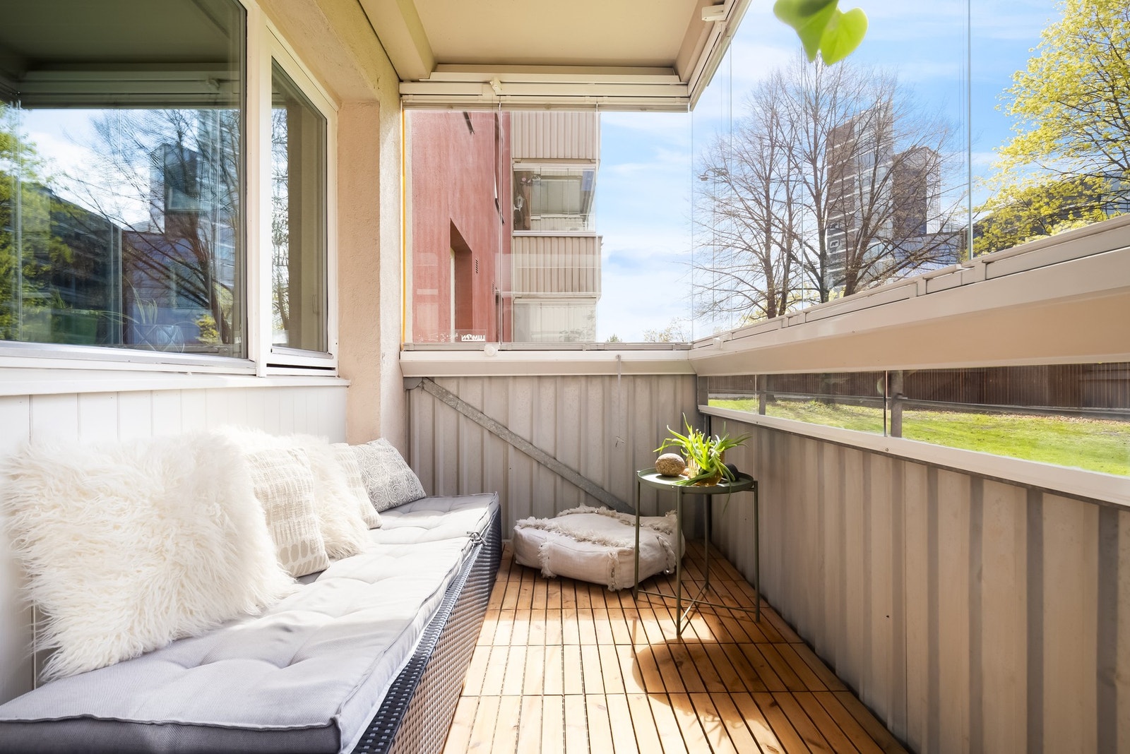 Balkongen er innglasset og blir som en forlengelse av stuen og her vil du merke det er koselig å sitte uansett årstid. Galleribilde