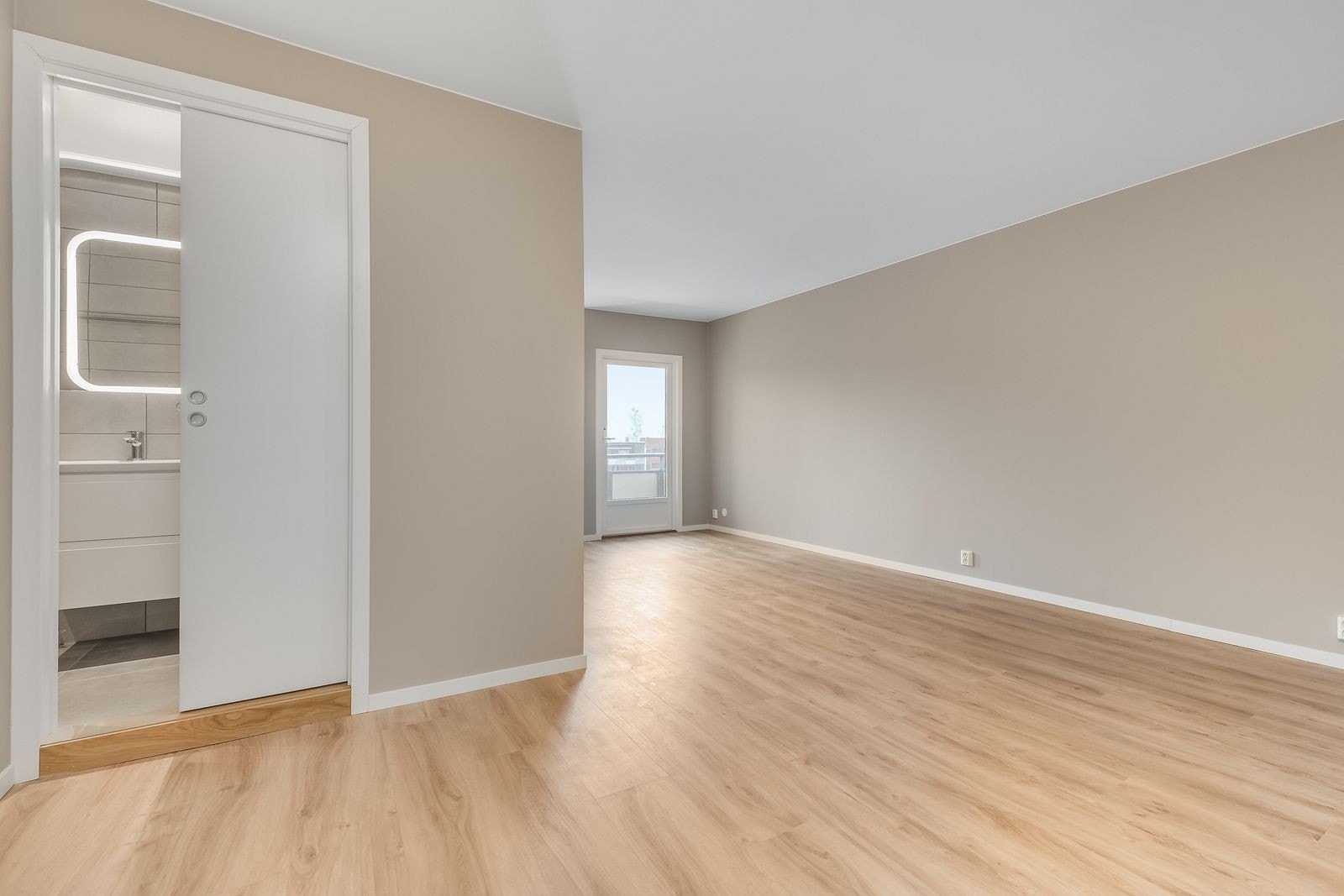 Leiligheten er totalrenovert i 2021 og holder en god standard Galleribilde