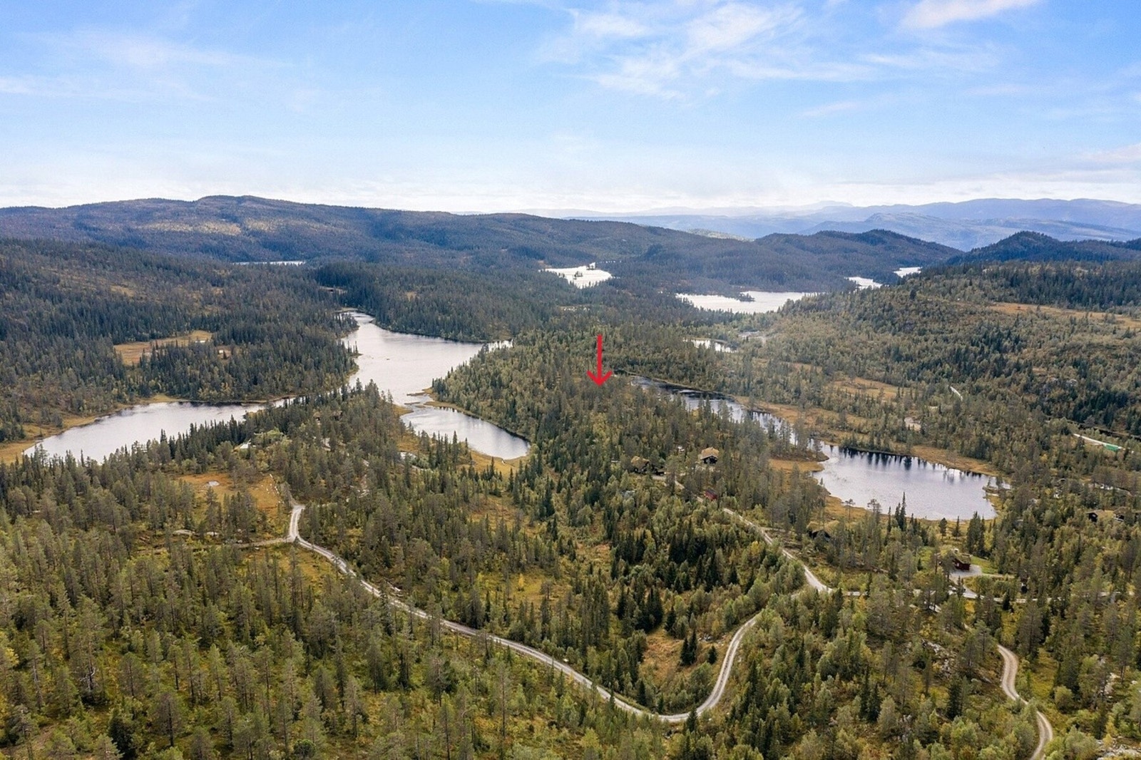 Dronebilde fra nordøst med markering av tomt Galleribilde