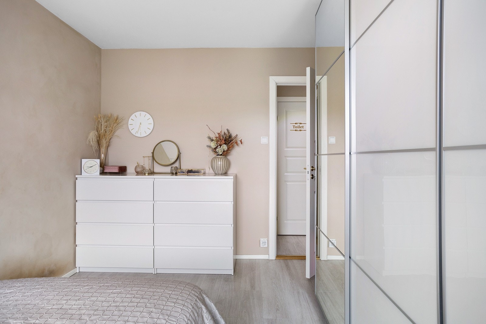 Soverom 1 - God lagringsplass i stort garderobeskap Galleribilde