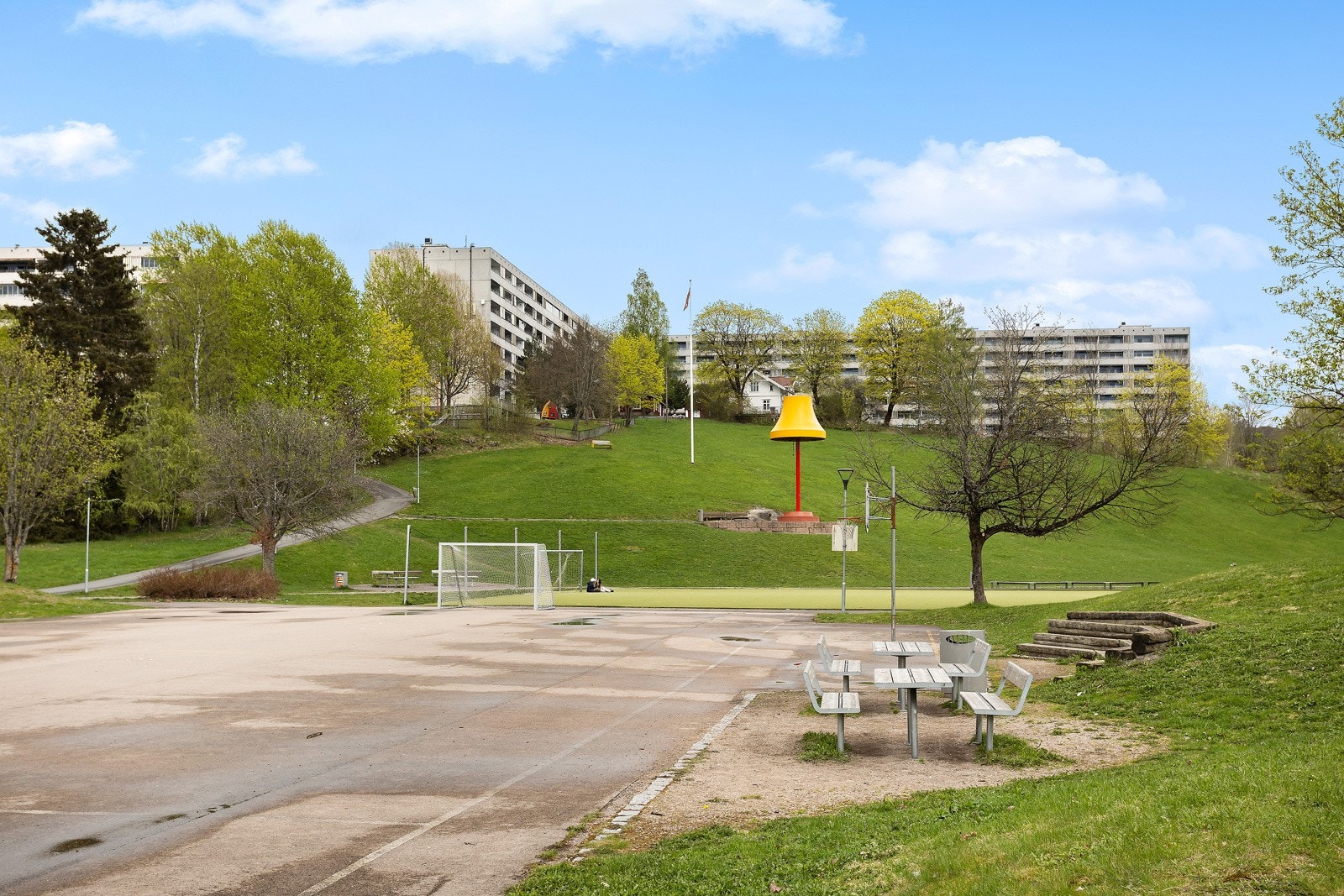 Borettslaget er bygget rundt grønne lunger med god boltringsplass for store og små Galleribilde