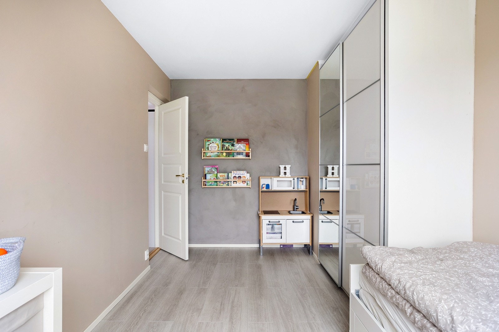 Soverom 2 - Rommet er av god størrelse og har god plass til møblering Galleribilde