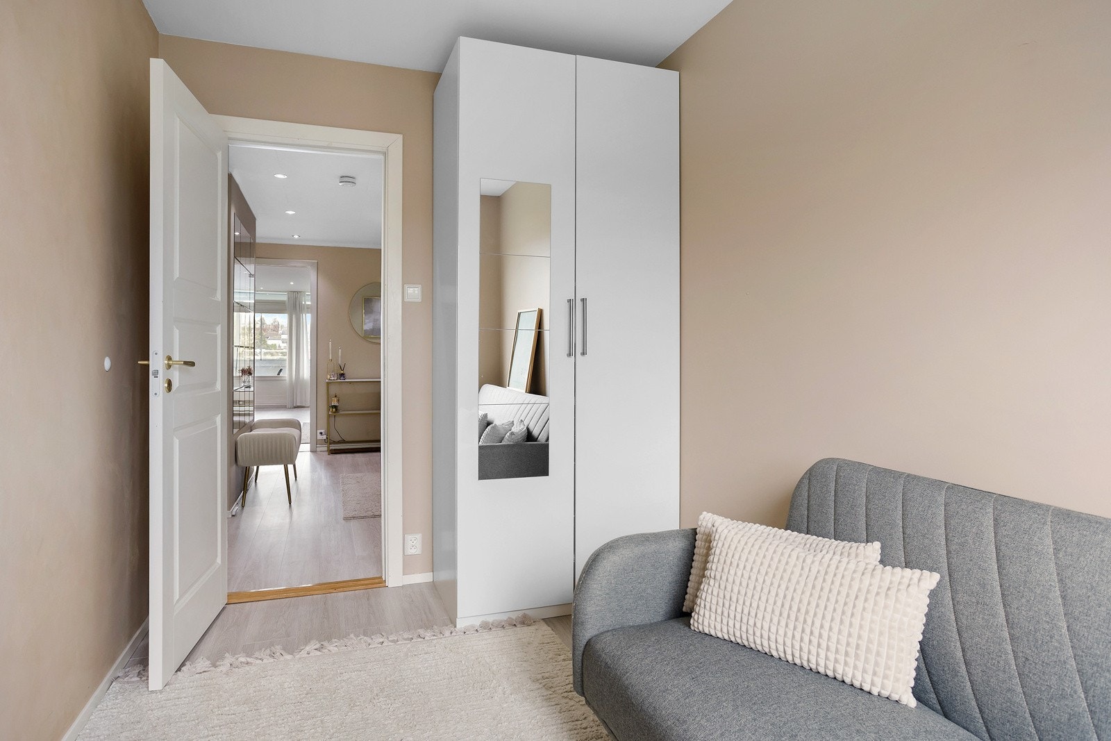 Soverom 3 - God lagringsplass i stort garderobeskap Galleribilde