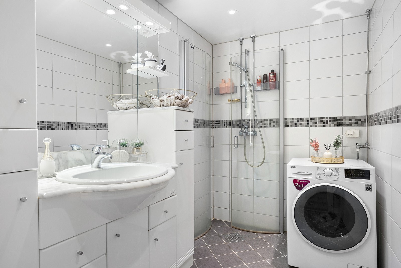 Lyst, flislagt baderom med gulvvarme og downlightsbelysning i taket - Badet ble pusset opp i regi av borettslaget i 2017 og fremstår moderne Galleribilde