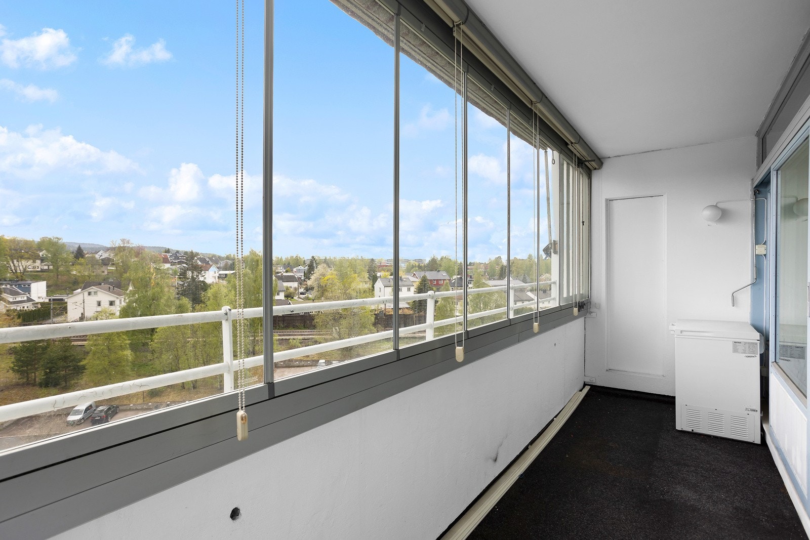 Fra stuen har man utgang til en innglasset balkong på 8 kvm - Her er det flott utsikt over nærområdet og gode solforhold nesten hele dagen på sommeren! Galleribilde