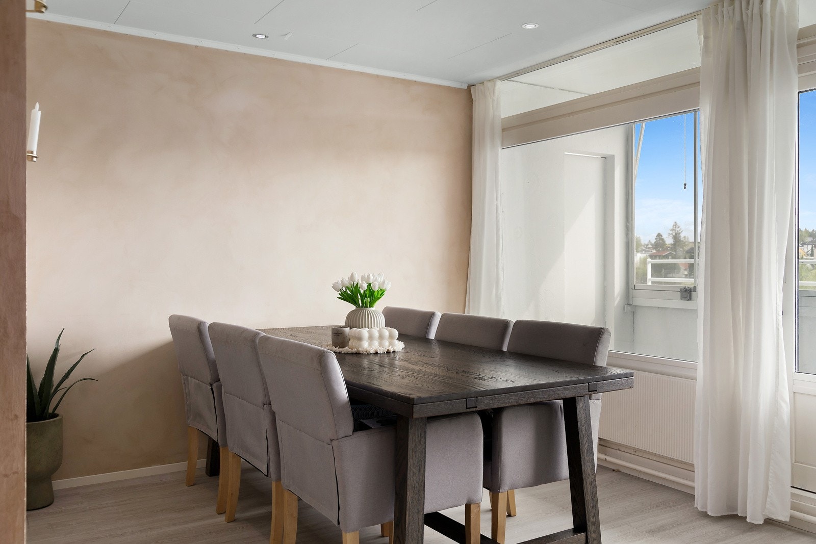 Videre er det plass til et stort spisebord hvor du kan invitere venner og familie Galleribilde