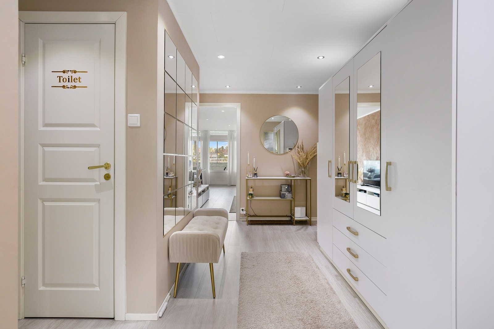 God plass til å sette fra seg sko og henge fra seg yttertøy Galleribilde