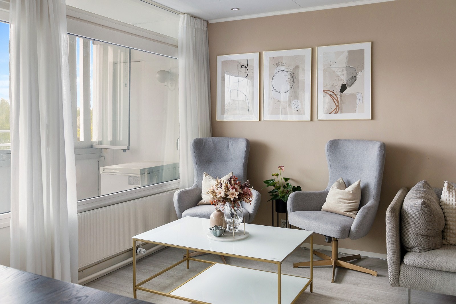 Stuens gode størrelse gir god plass for møblering i flere soner Galleribilde