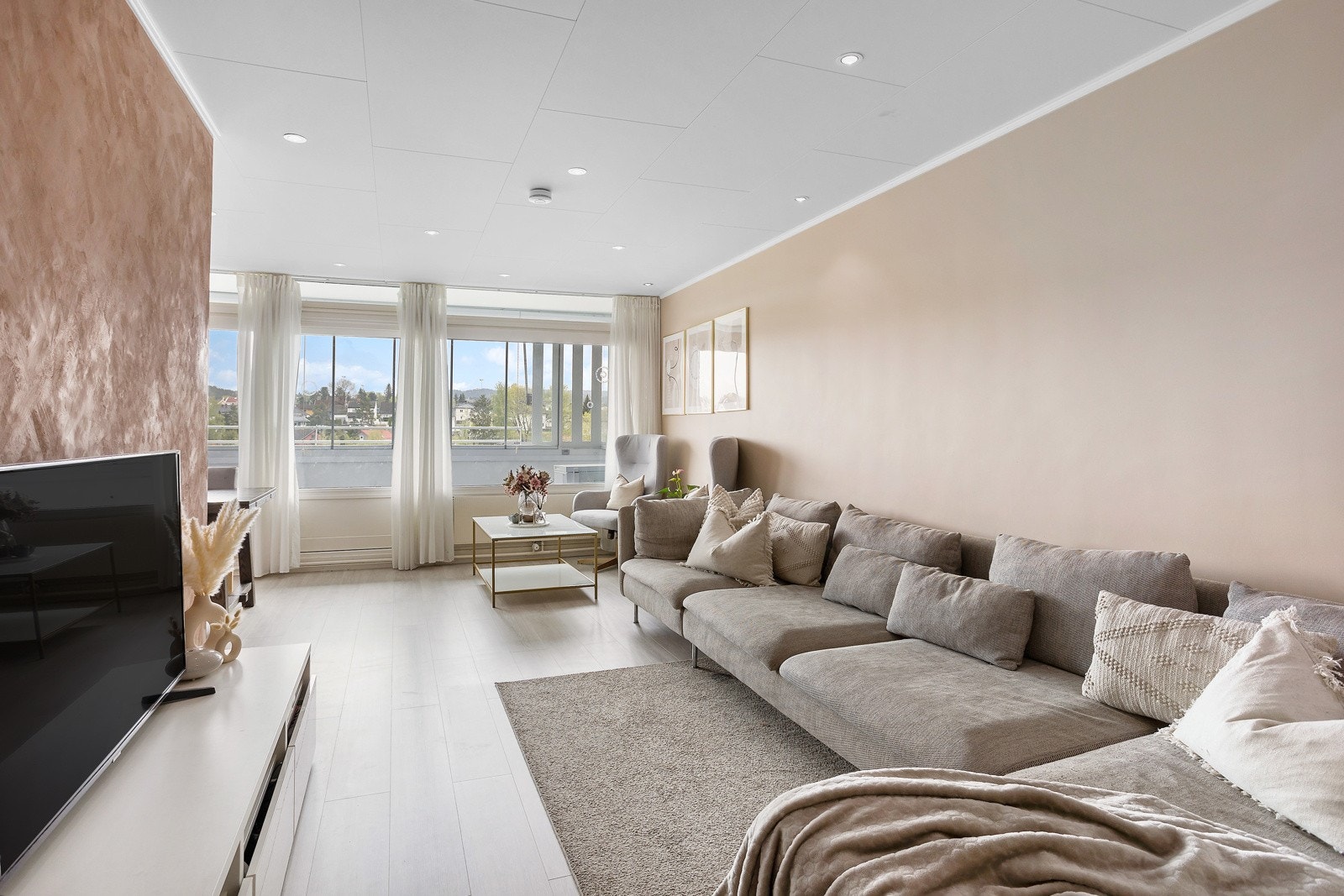 Henrik Wang ved din lokale eiendomsmegler EIE Stovner har gleden av å presentere Ole Brumms vei 4! Galleribilde