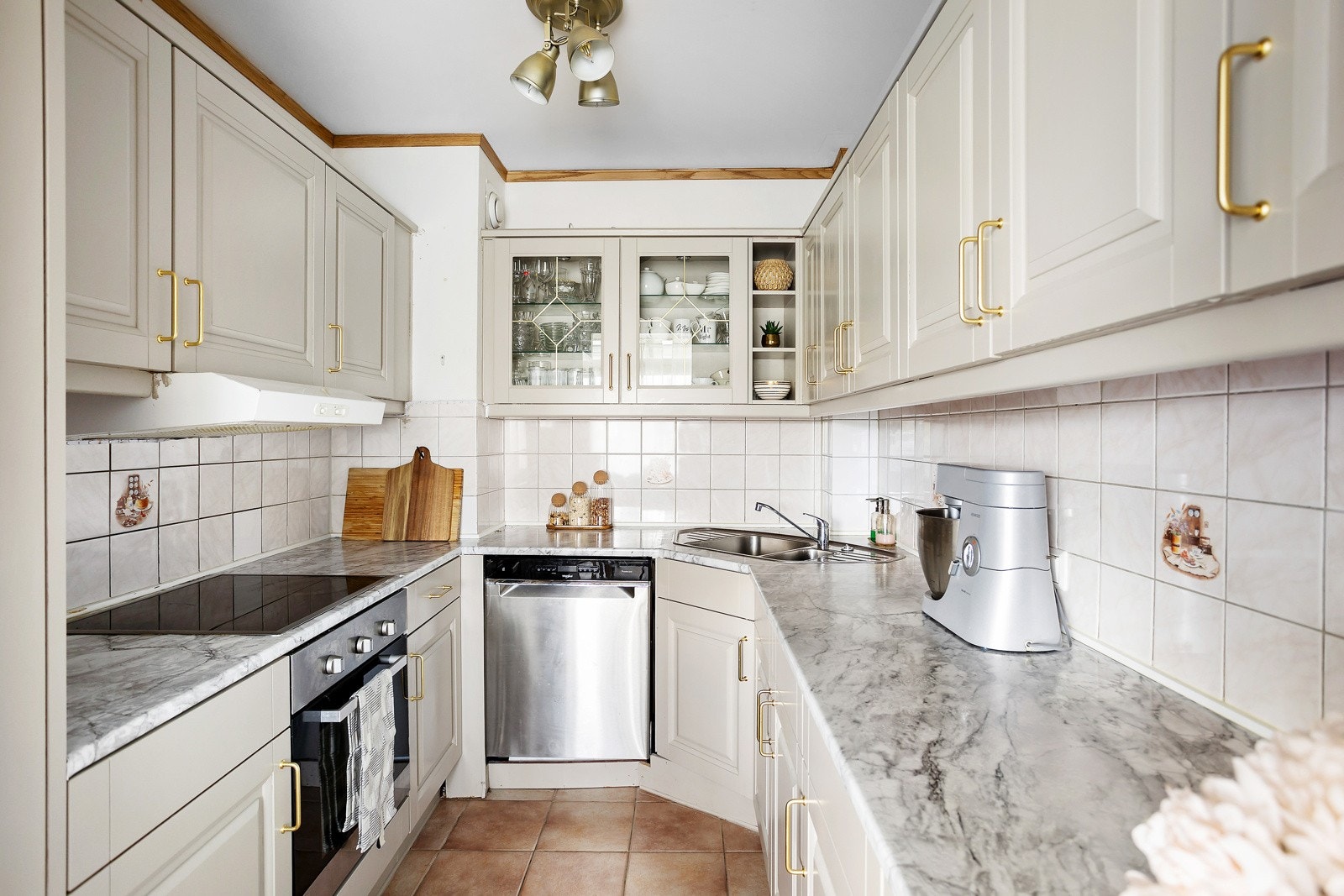 Kjøkkenet er delvis adskilt fra stuen og har godt med skap- og benkeplass Galleribilde