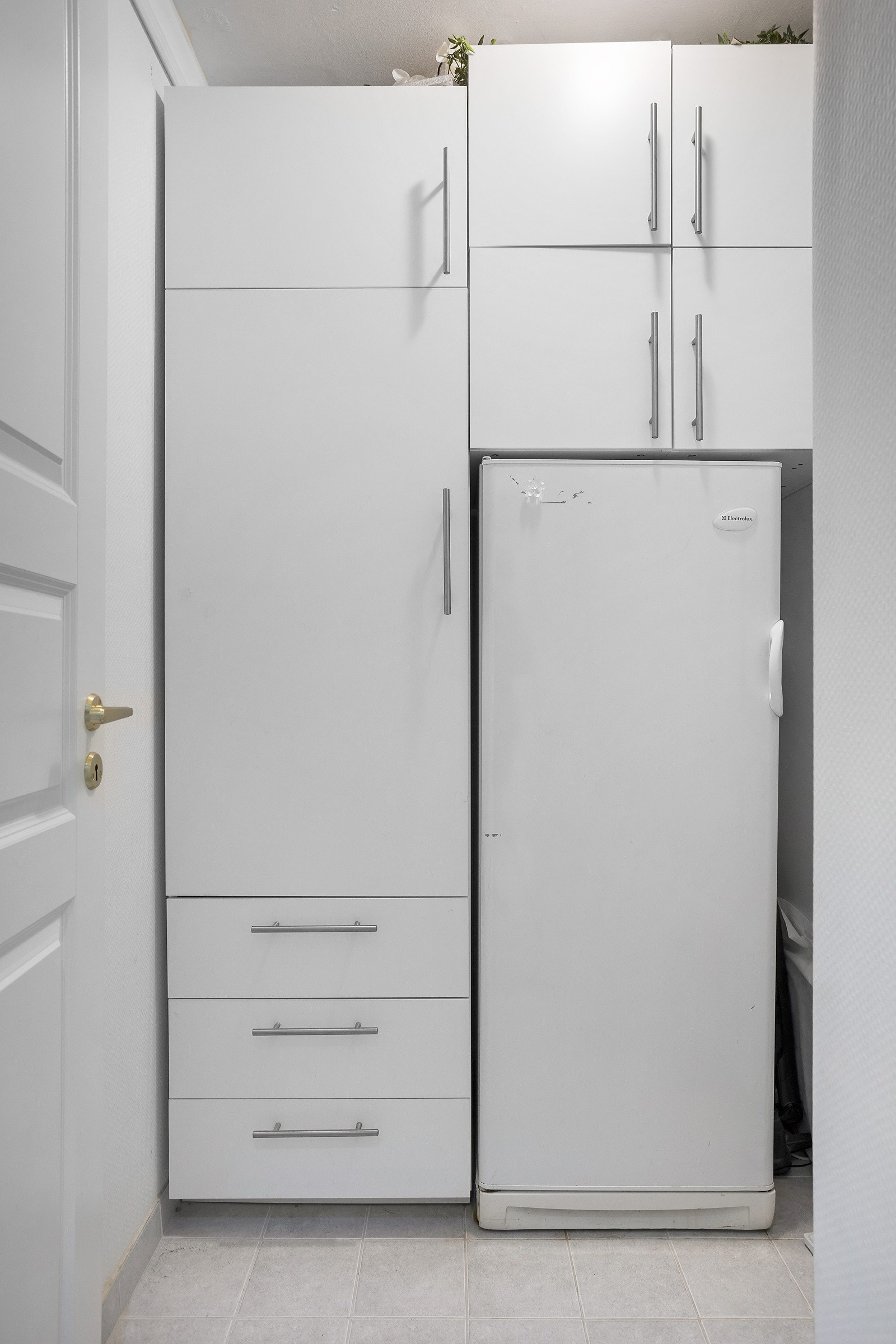 I tilknytning til entréen er det en innvendig bod som kan benyttes som omkledningsrom, hjemmekontor eller oppbevaring. Galleribilde