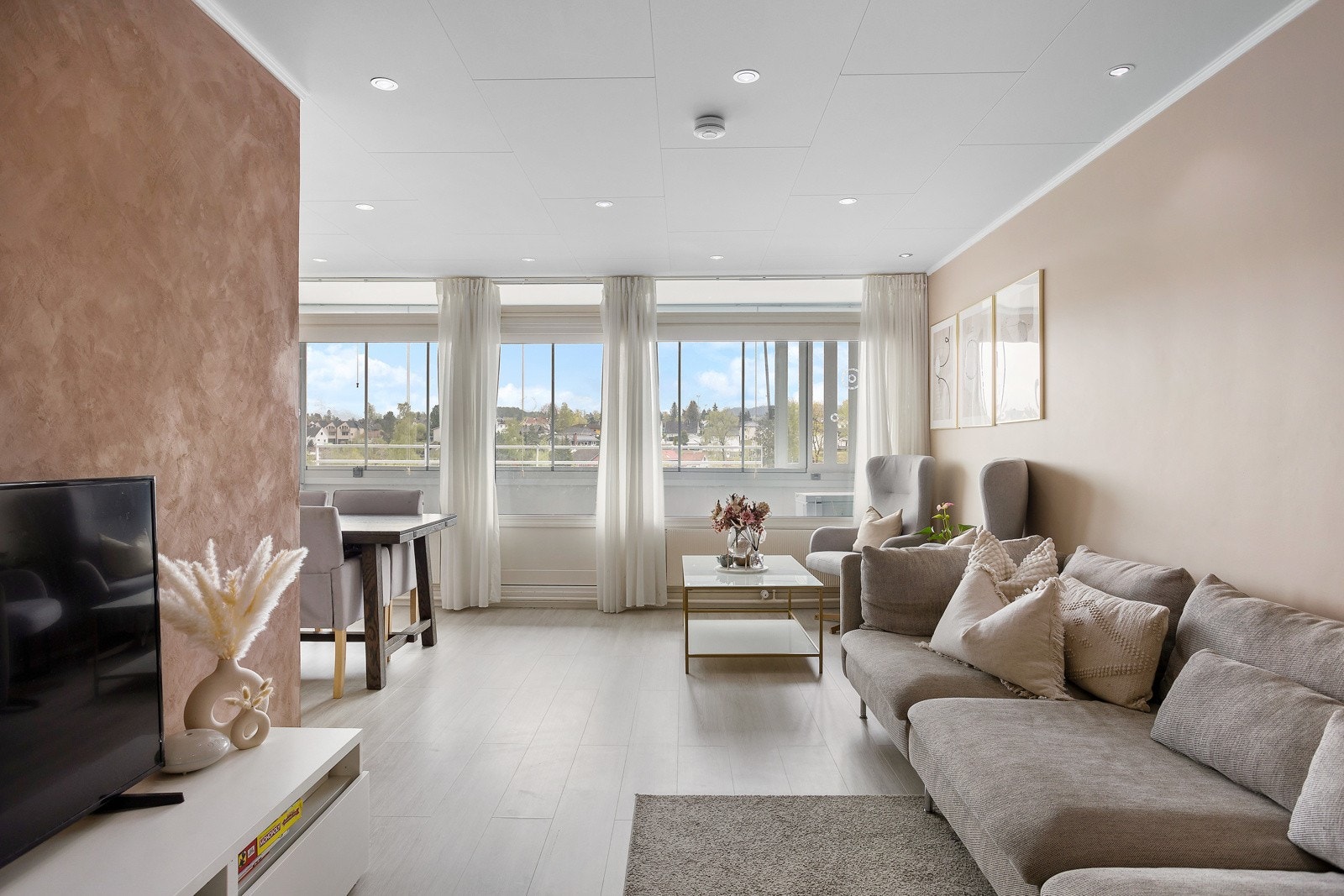 Romslig stue med god plass til en stor hjørnesofa med tilhørende møblement Galleribilde