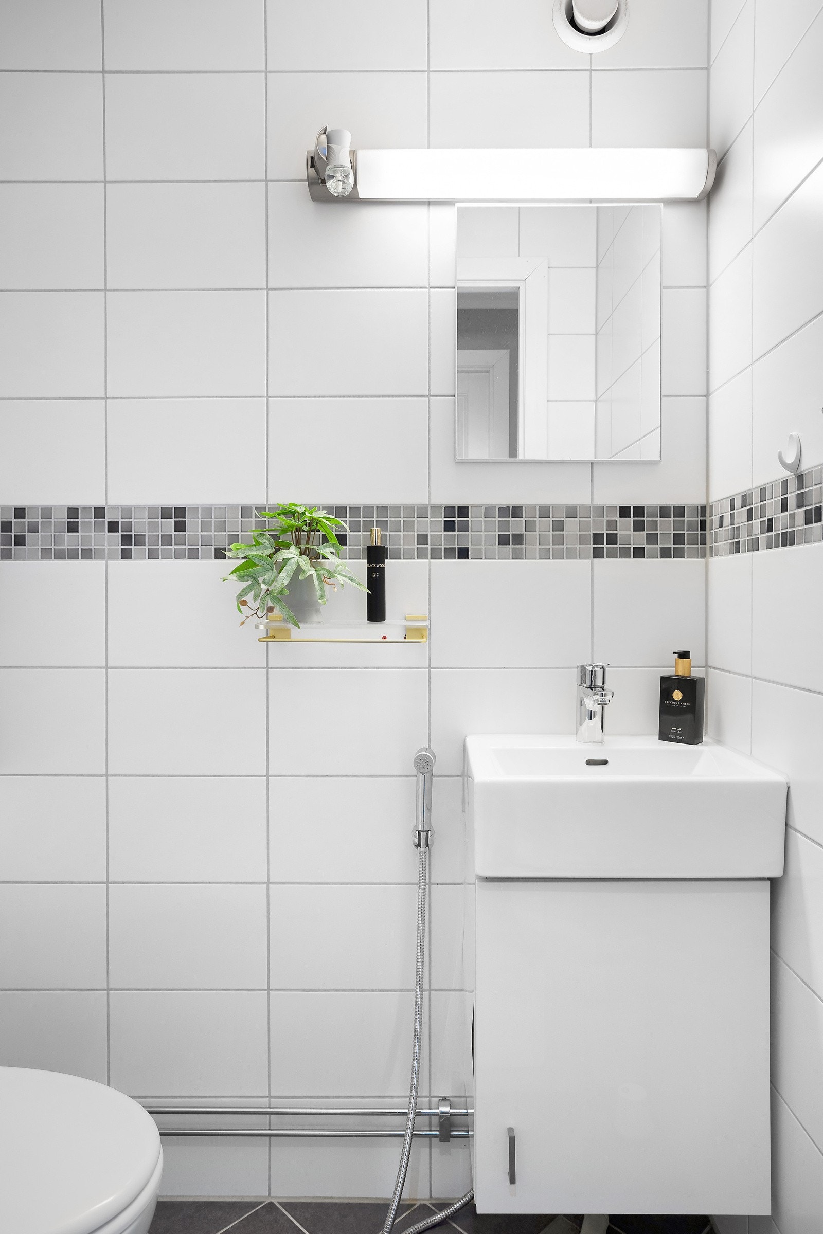 Leiligheten har i tillegg eget separat toalettrom fra 2017 med slett lys innredning, speil med lys, servant med ettgreps blandebatteri og veggmontert WC Galleribilde