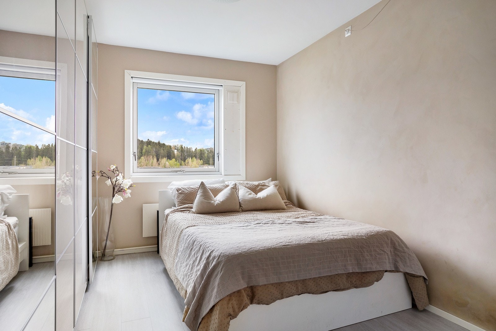 Soverom 1 - Romslig hovedsoverom med god plass til dobbeltseng med tilhørende nattbord Galleribilde