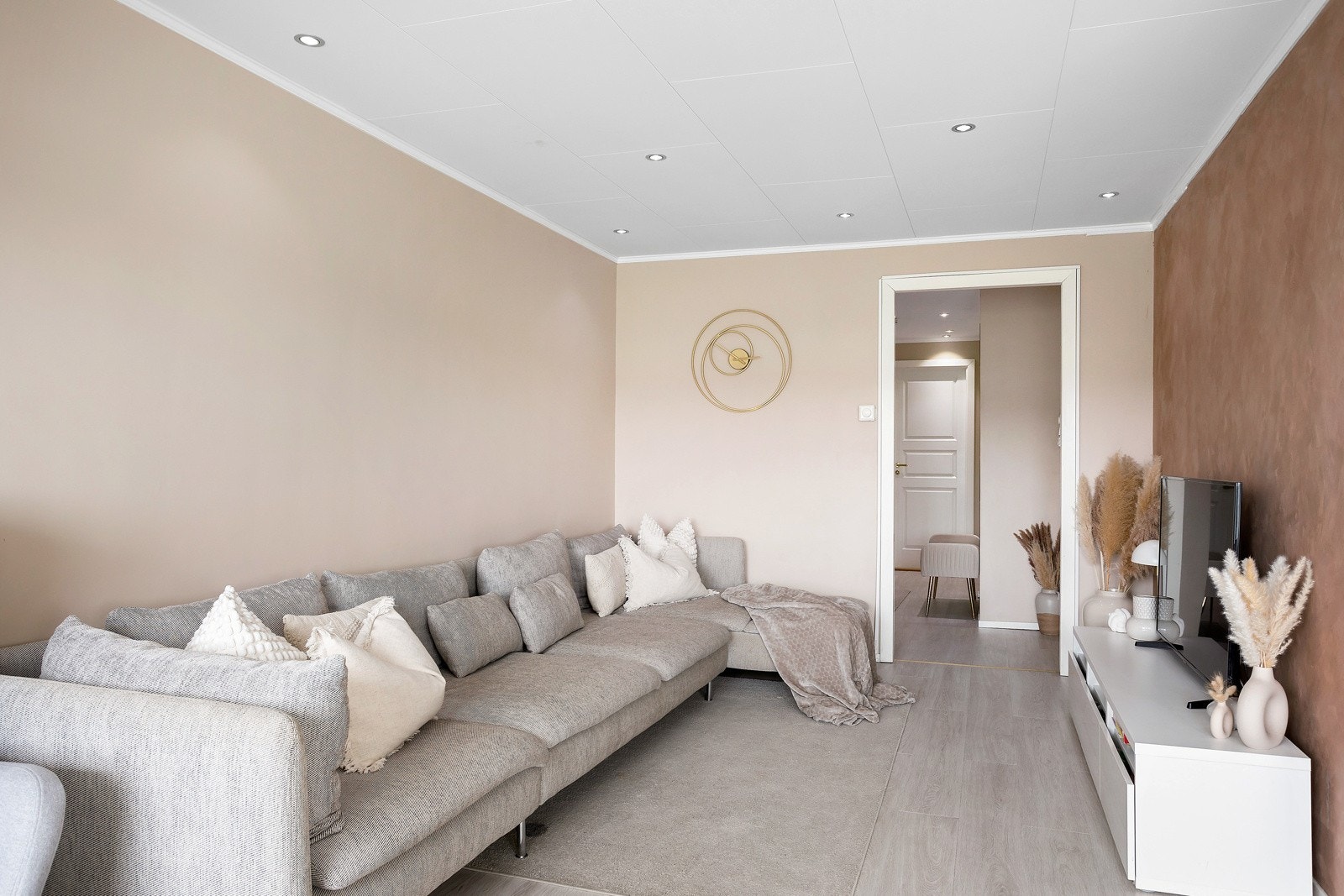 Gulvet er belagt med laminat og veggene er malt i en lun og moderne farge Galleribilde