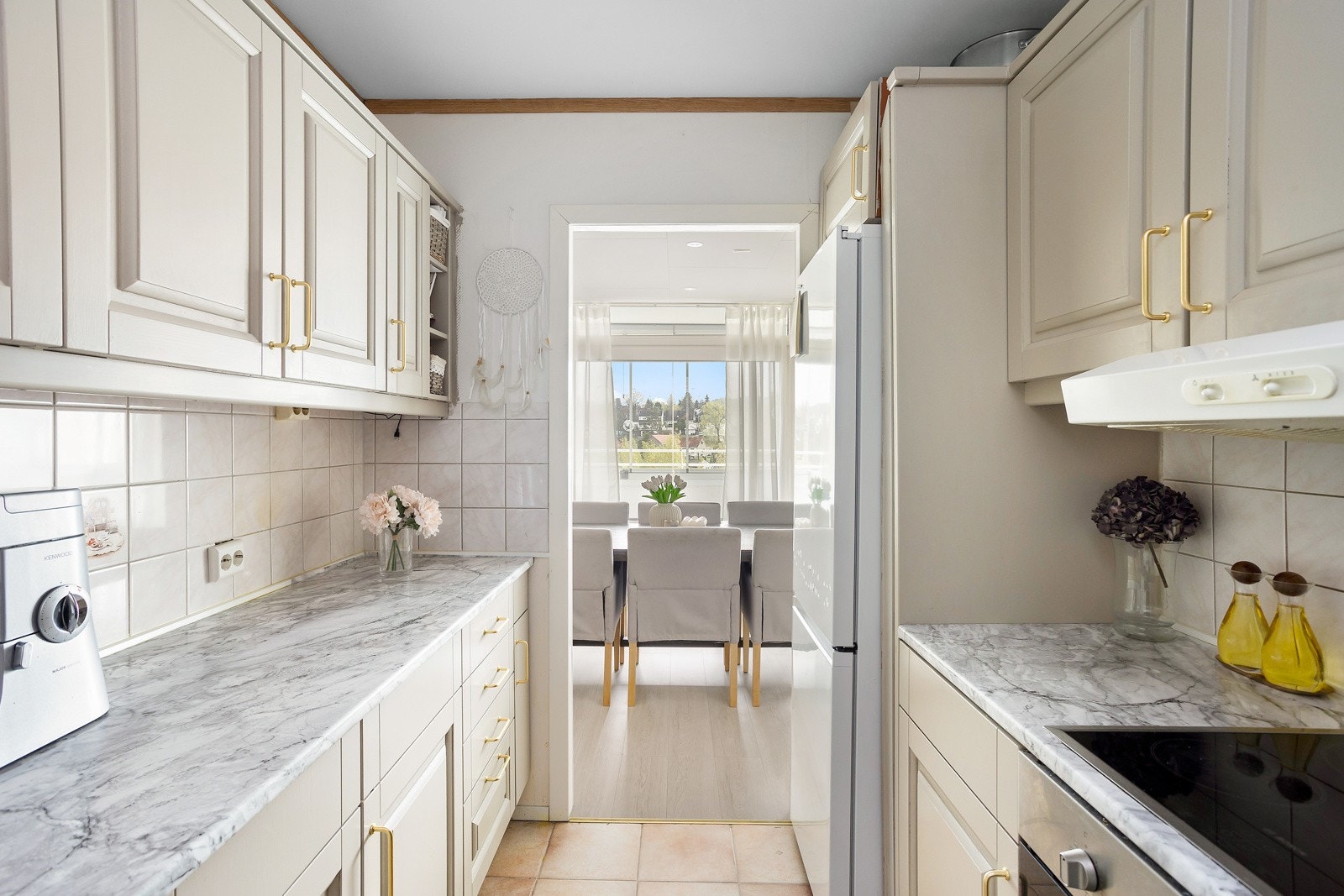 Spisestuen er satt opp i tilknytning til kjøkkenet Galleribilde