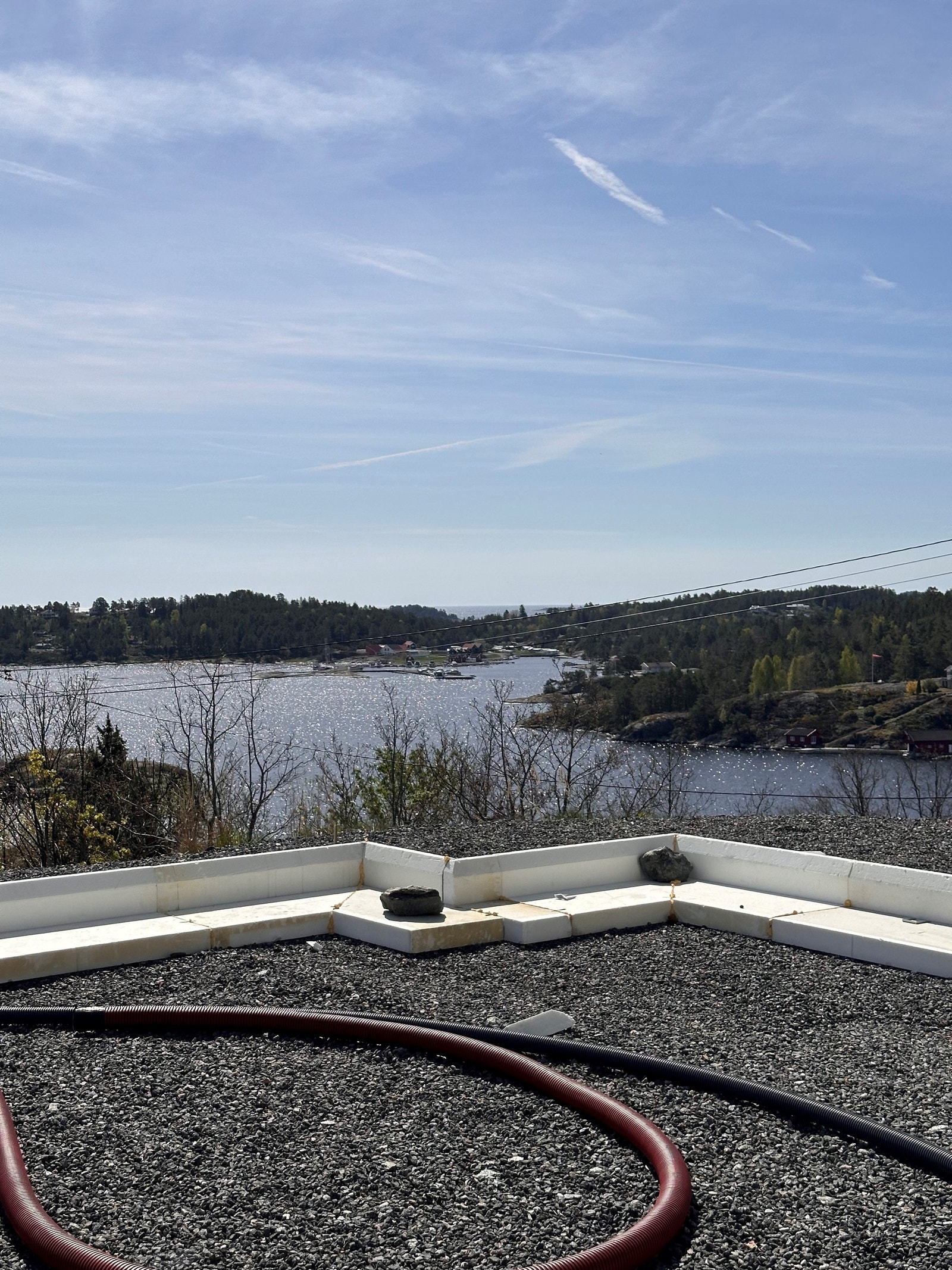 Her ser man den fantastiske utsikten over Trosbyfjorden fra tomten Galleribilde