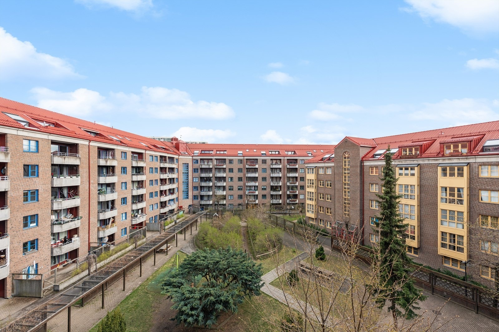 Motzfeldts gate 7 er en attraktiv beliggende 2-roms leilighet med populær beliggenhet på Grønland. Denne leiligheten ligger attraktivt til i byggets 5. etasje med heisadkomst. Galleribilde