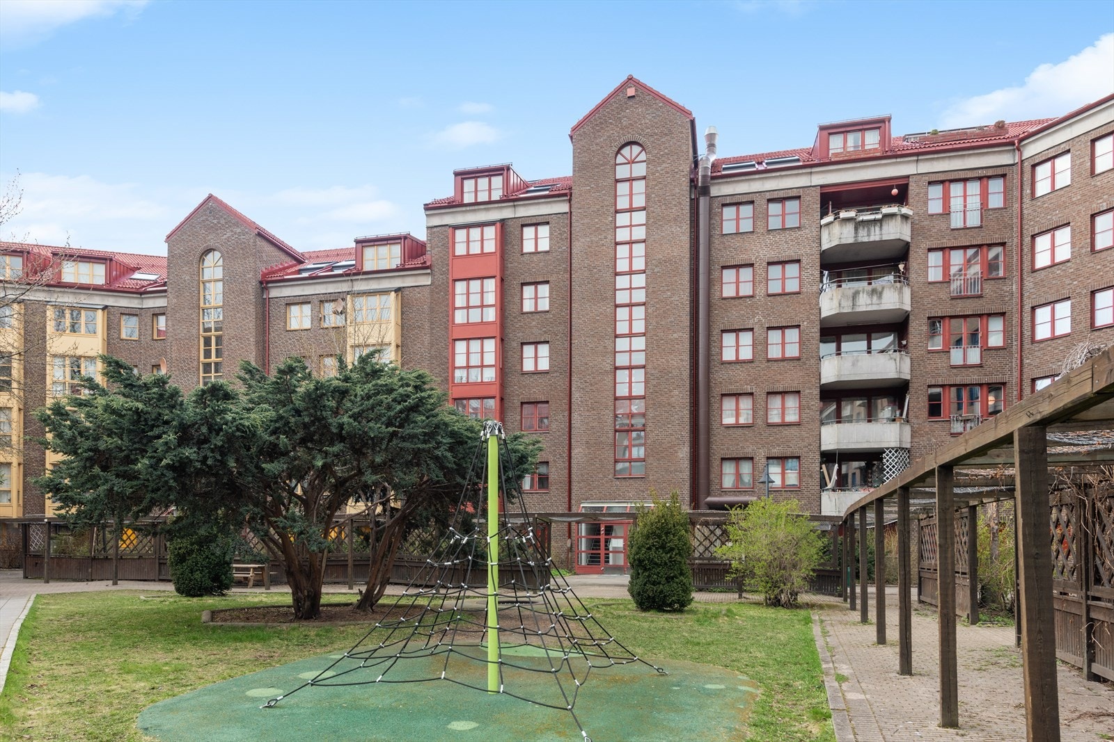 Sameiet består av 61 seksjoner.
Norbygata 17/Motzfeldtsgt 7 er registrert i Foretaksregisteret i Brønnøysund med
organisasjonsnummer 971279397, og ligger i bydel Gamle Oslo i Oslo kommune Galleribilde