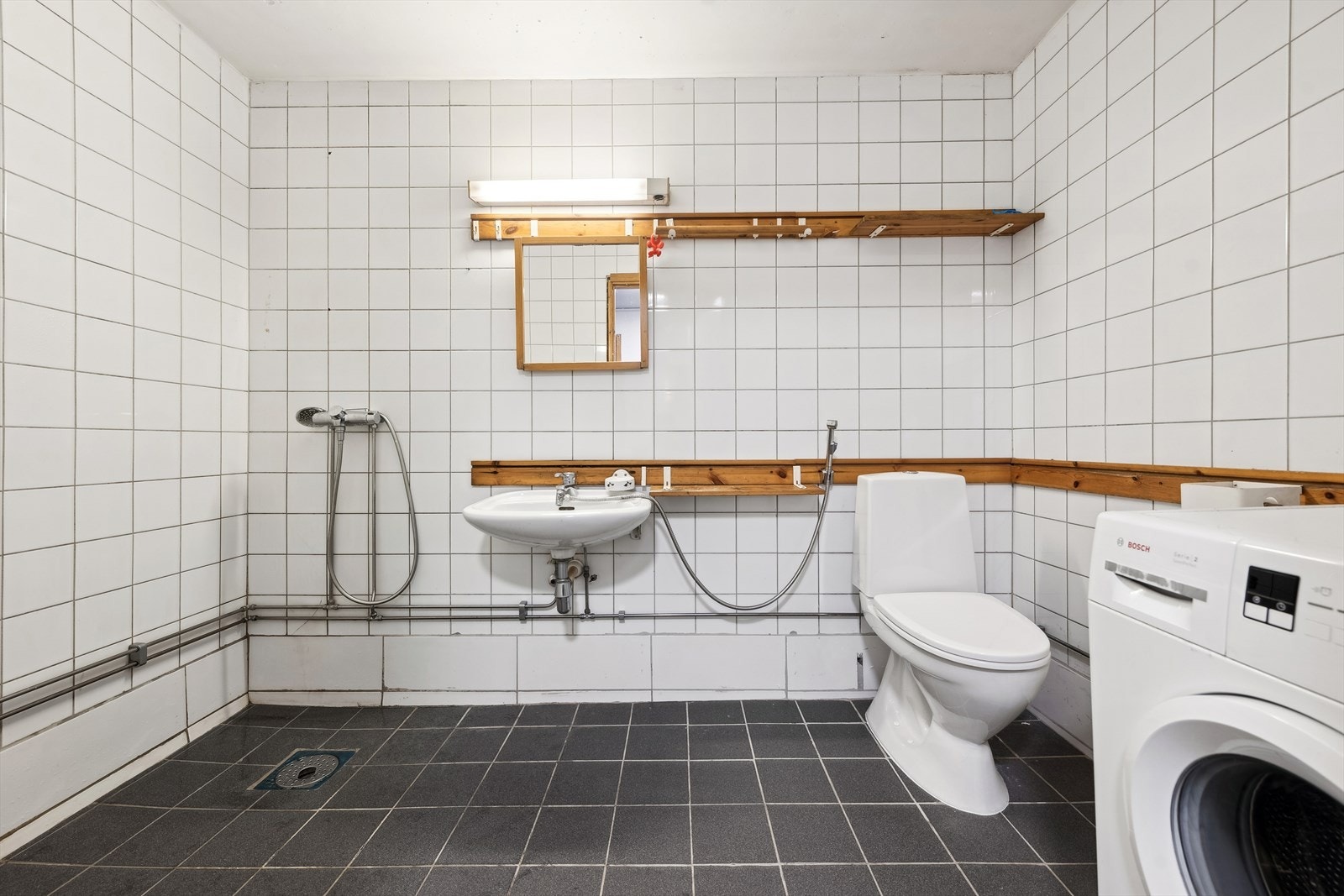 Membran på gulv anses som velfungerende, da denne er fornyet sammen med sluk i 2023, og dokumentasjon over utførelse foreligger. Mer enn halvparten av forventet brukstid er passert på membranløsningen. Oppussing anbefales. Galleribilde