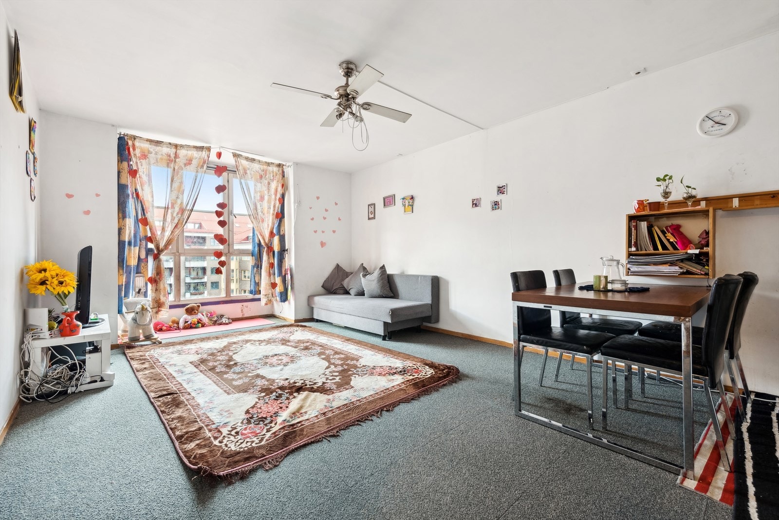 STUE | Leiligheten byr på en romslig stue med åpen kjøkkenløsning. Galleribilde